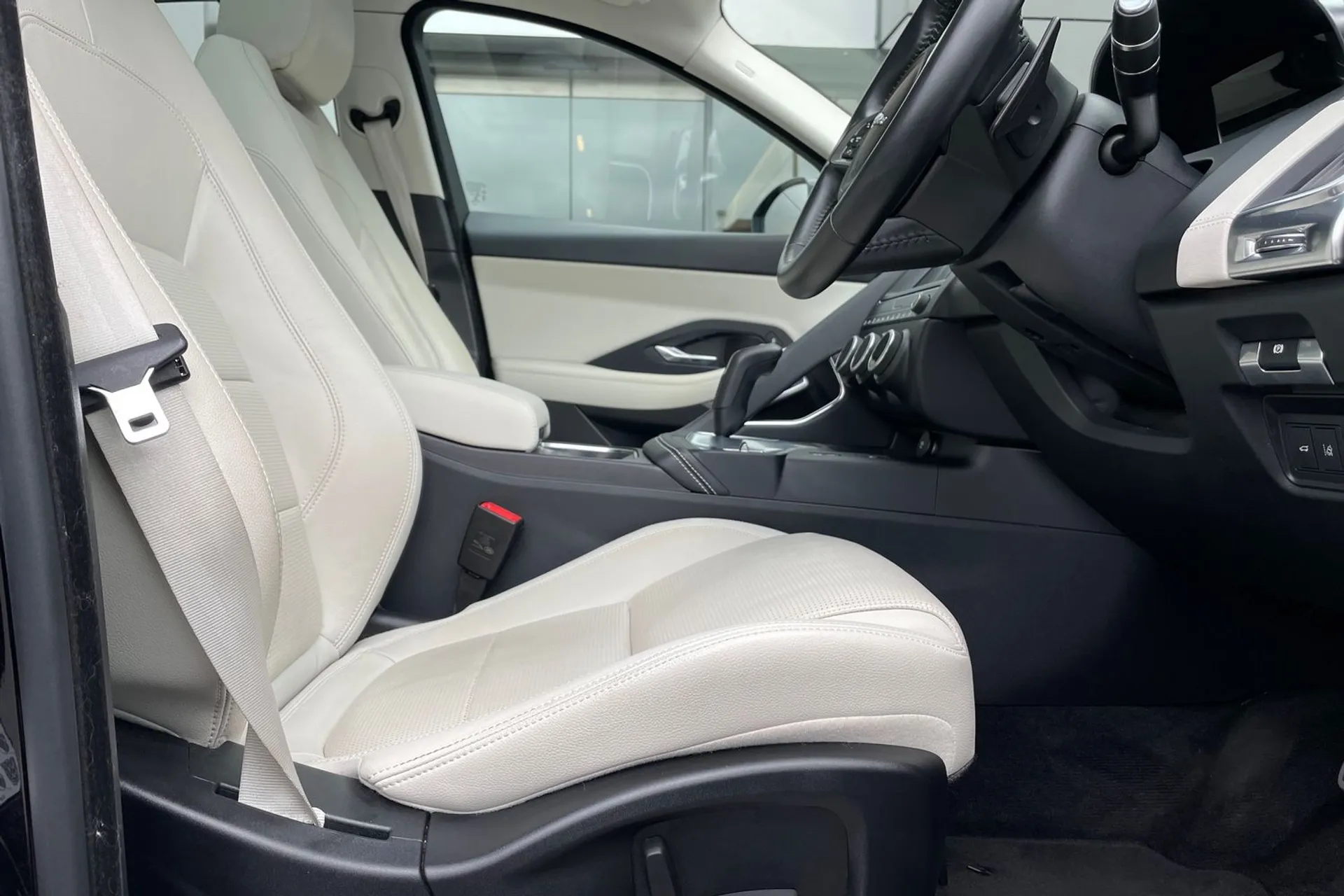 Jaguar E-PACE thumbnail image number 17