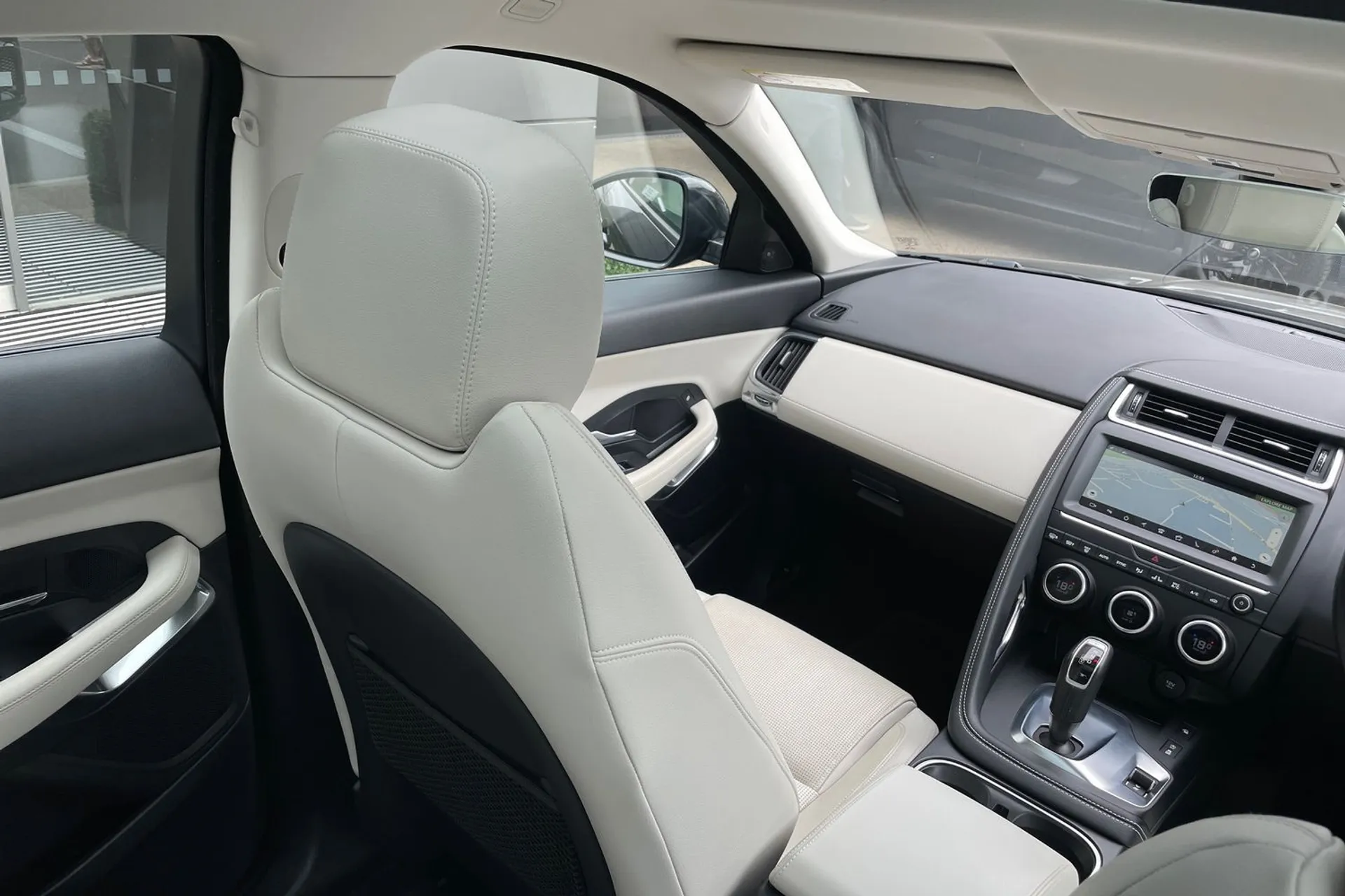 Jaguar E-PACE thumbnail image number 34