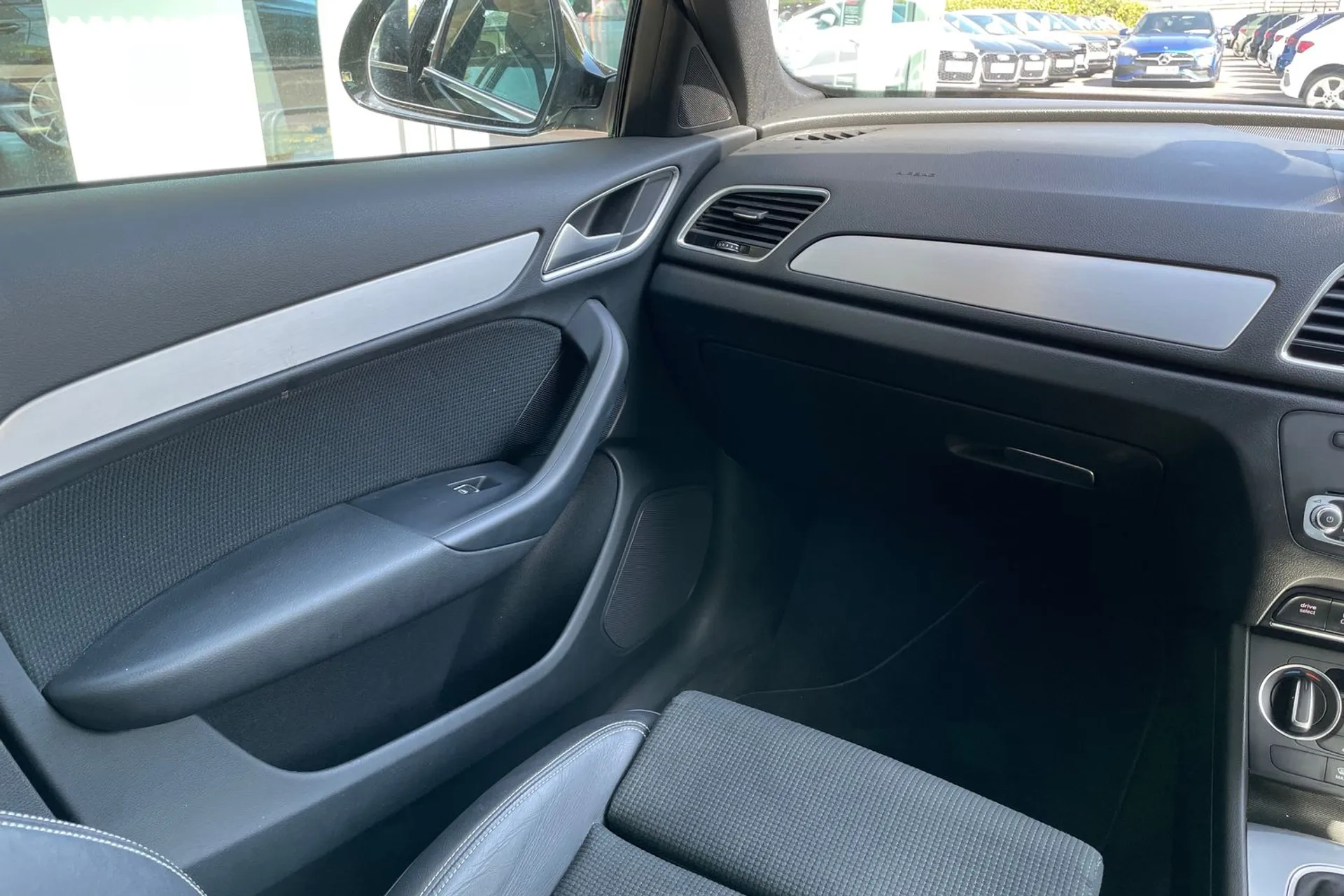 Audi Q3 thumbnail image number 31