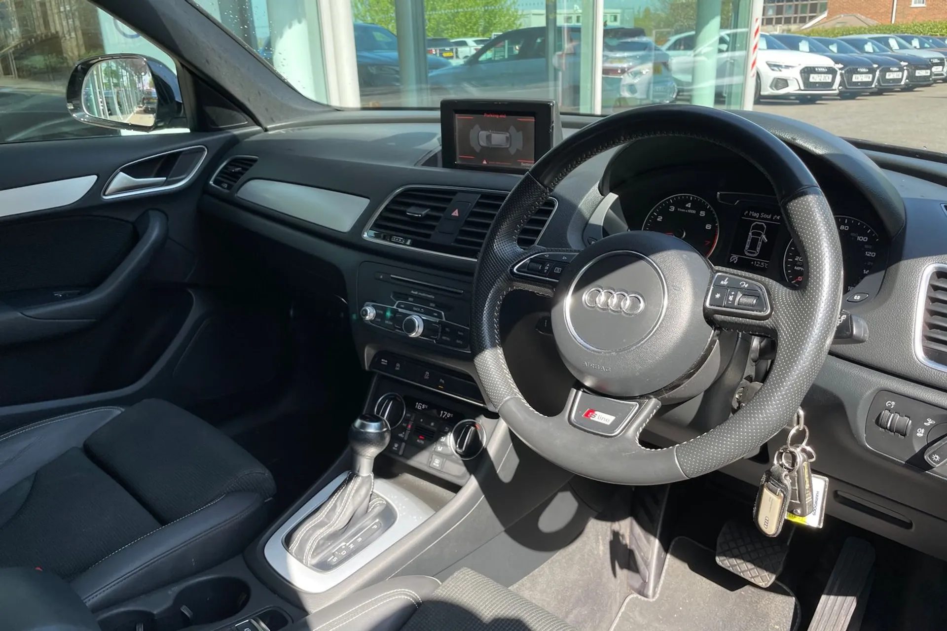 Audi Q3 thumbnail image number 25