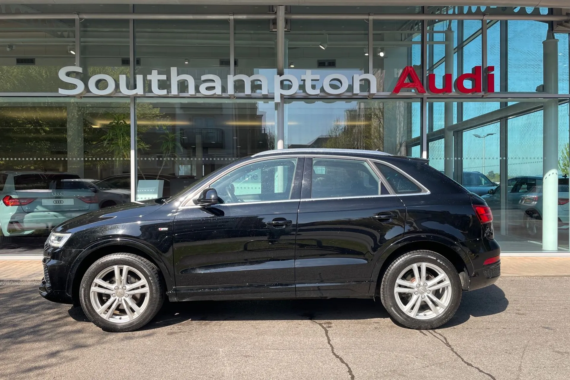 Audi Q3 thumbnail image number 8