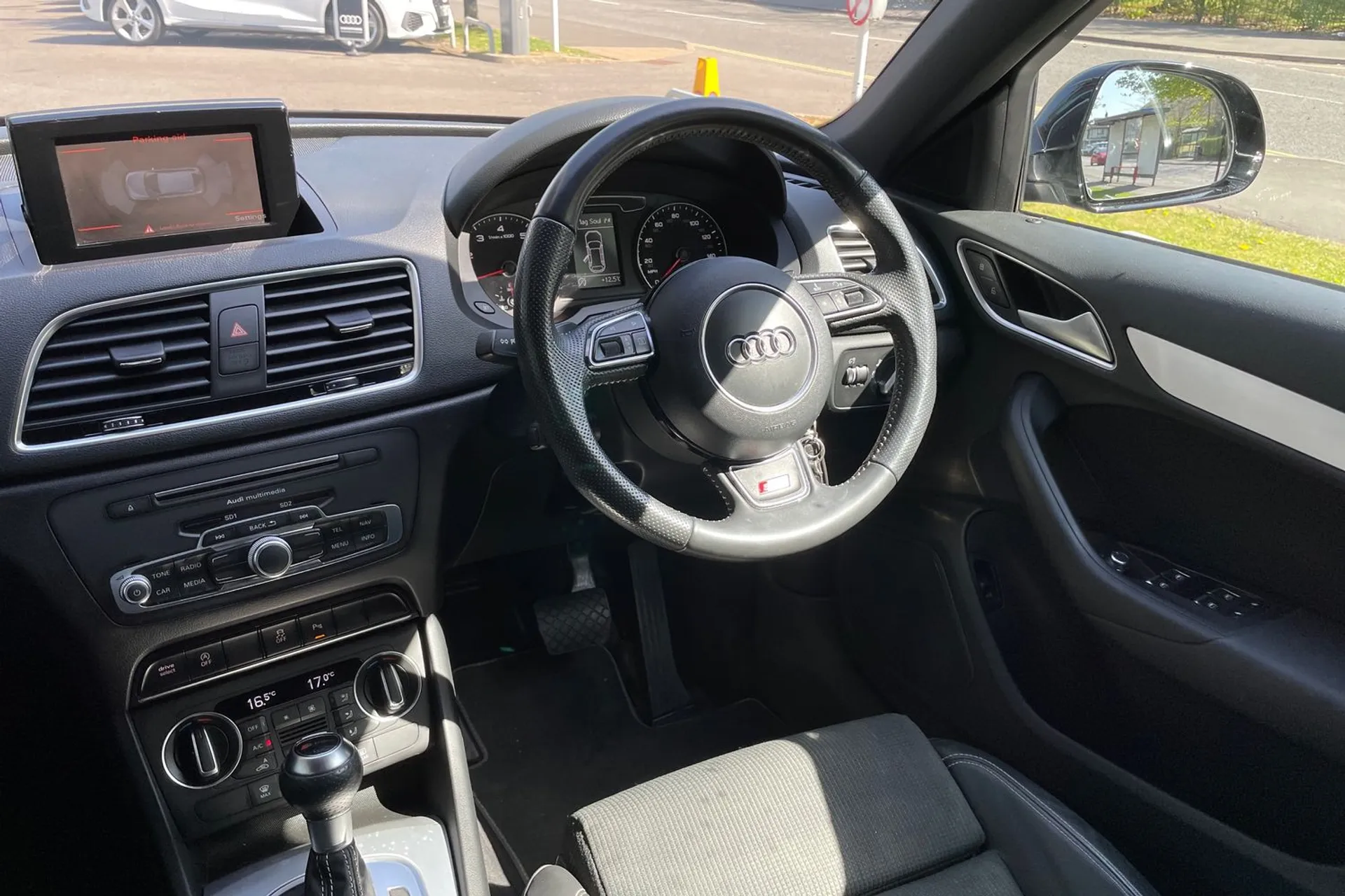 Audi Q3 thumbnail image number 32