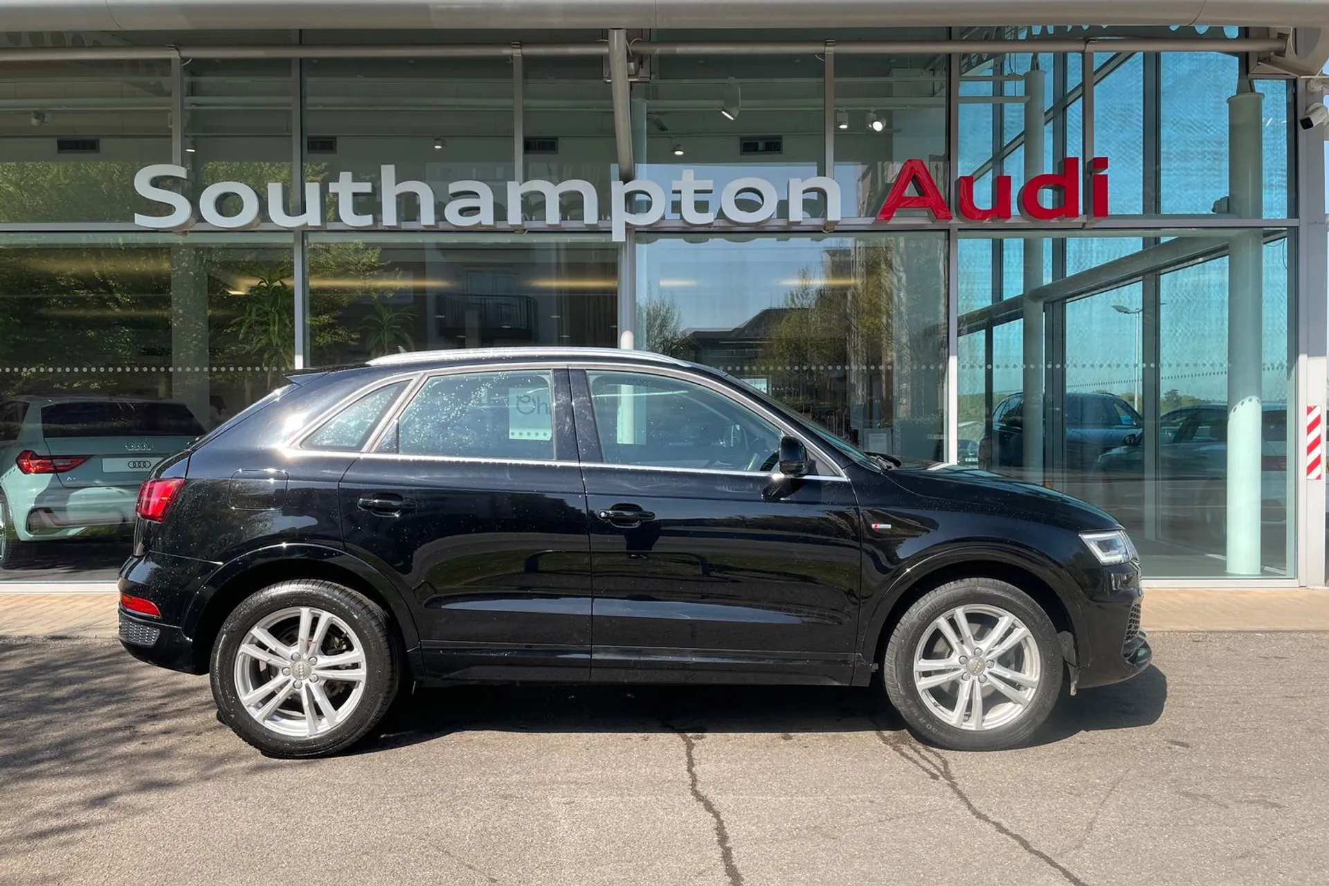 Audi Q3 thumbnail image number 2