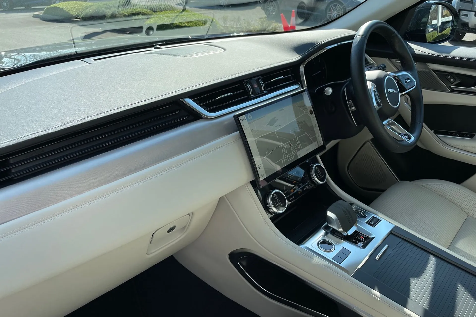 Jaguar F-PACE thumbnail image number 34