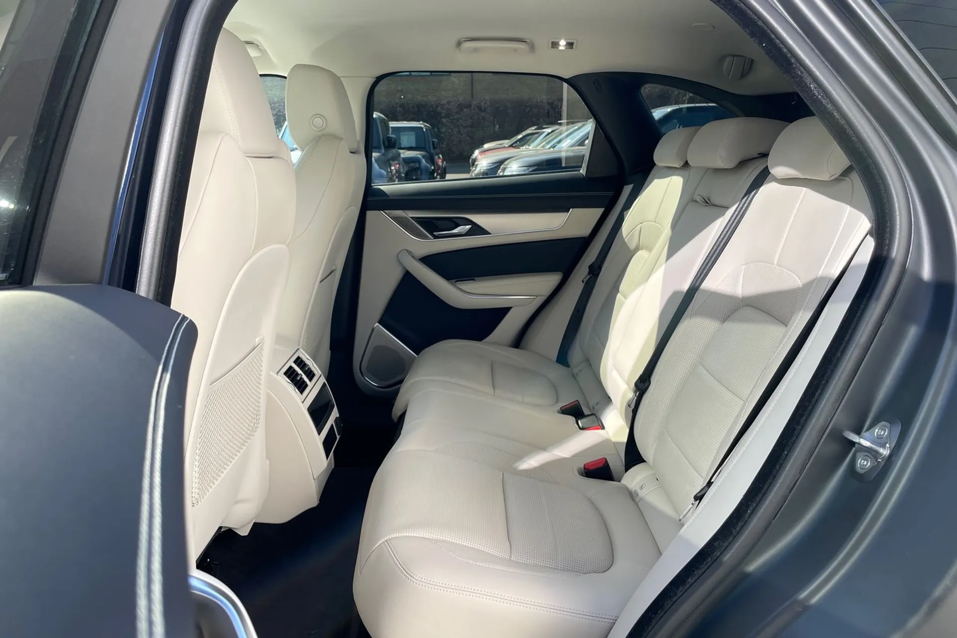 Jaguar F-PACE thumbnail image number 31