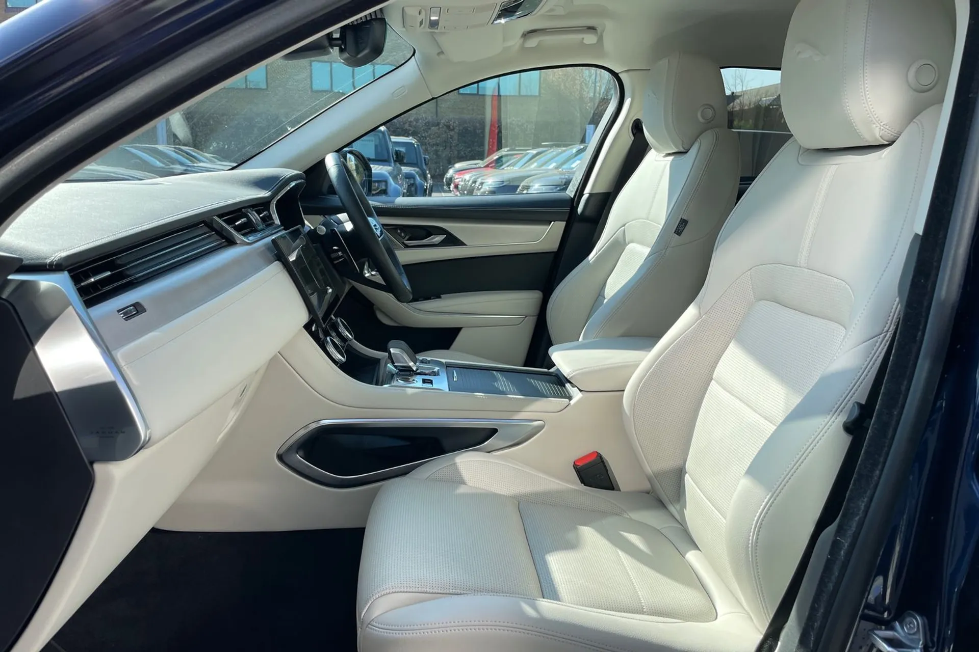 Jaguar F-PACE thumbnail image number 35
