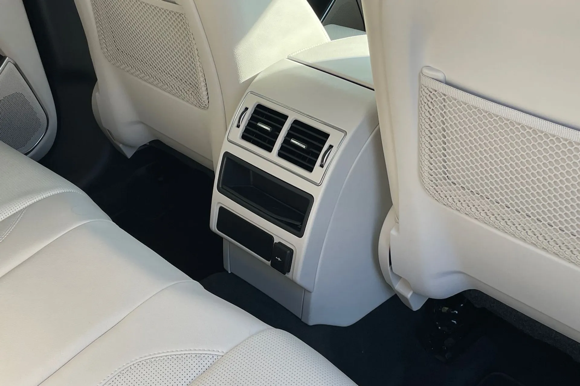 Jaguar F-PACE thumbnail image number 43