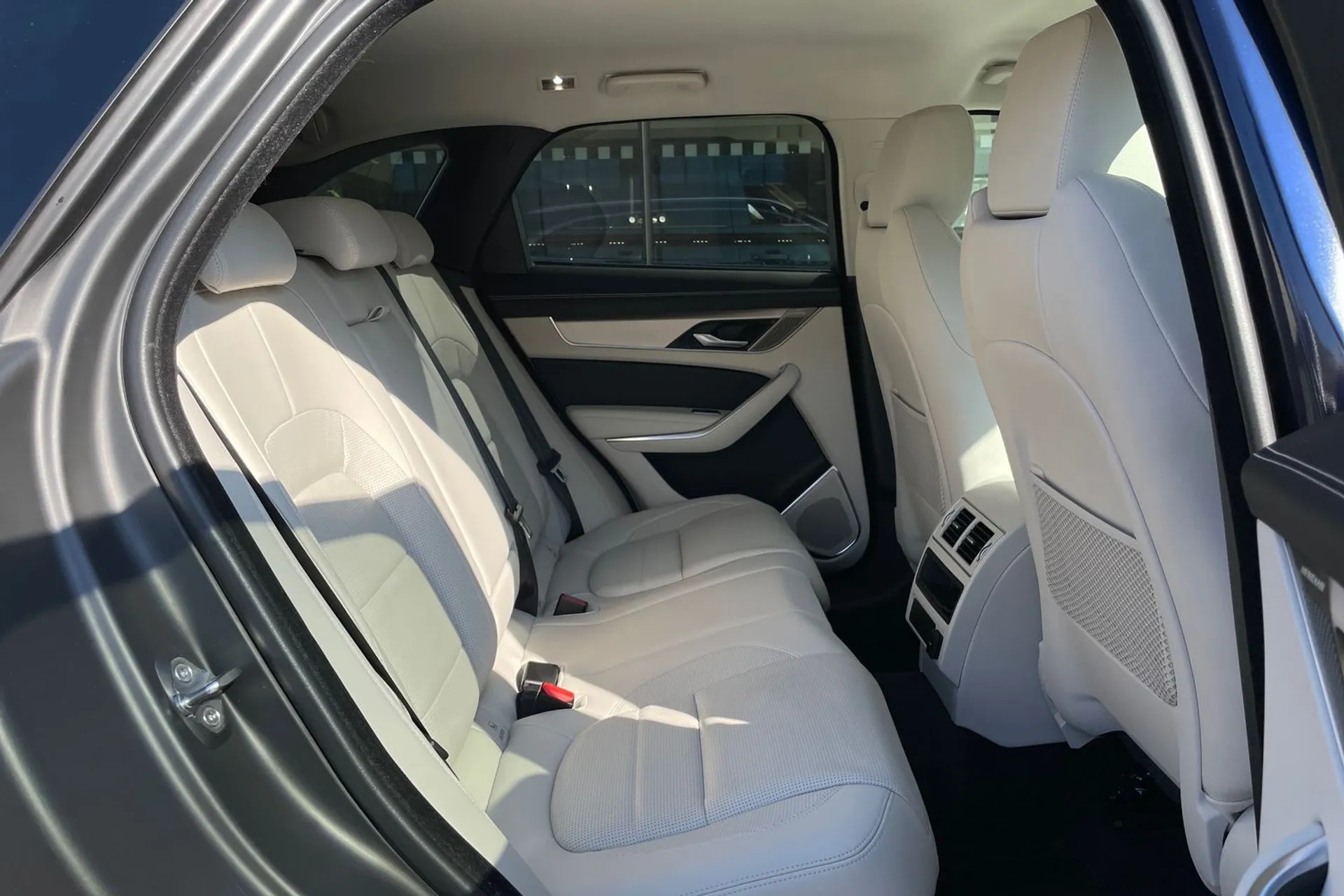 Jaguar F-PACE thumbnail image number 28
