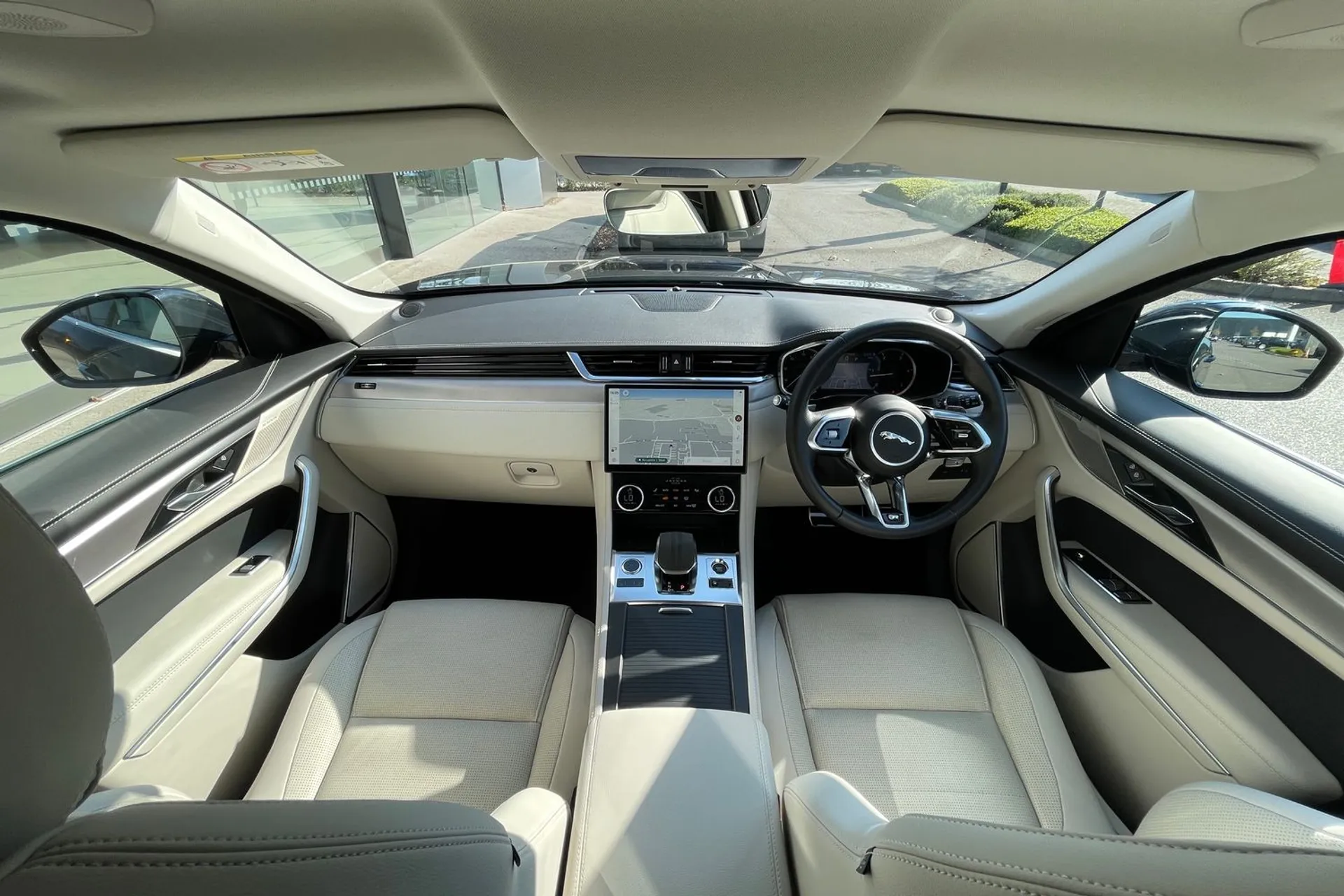 Jaguar F-PACE thumbnail image number 3