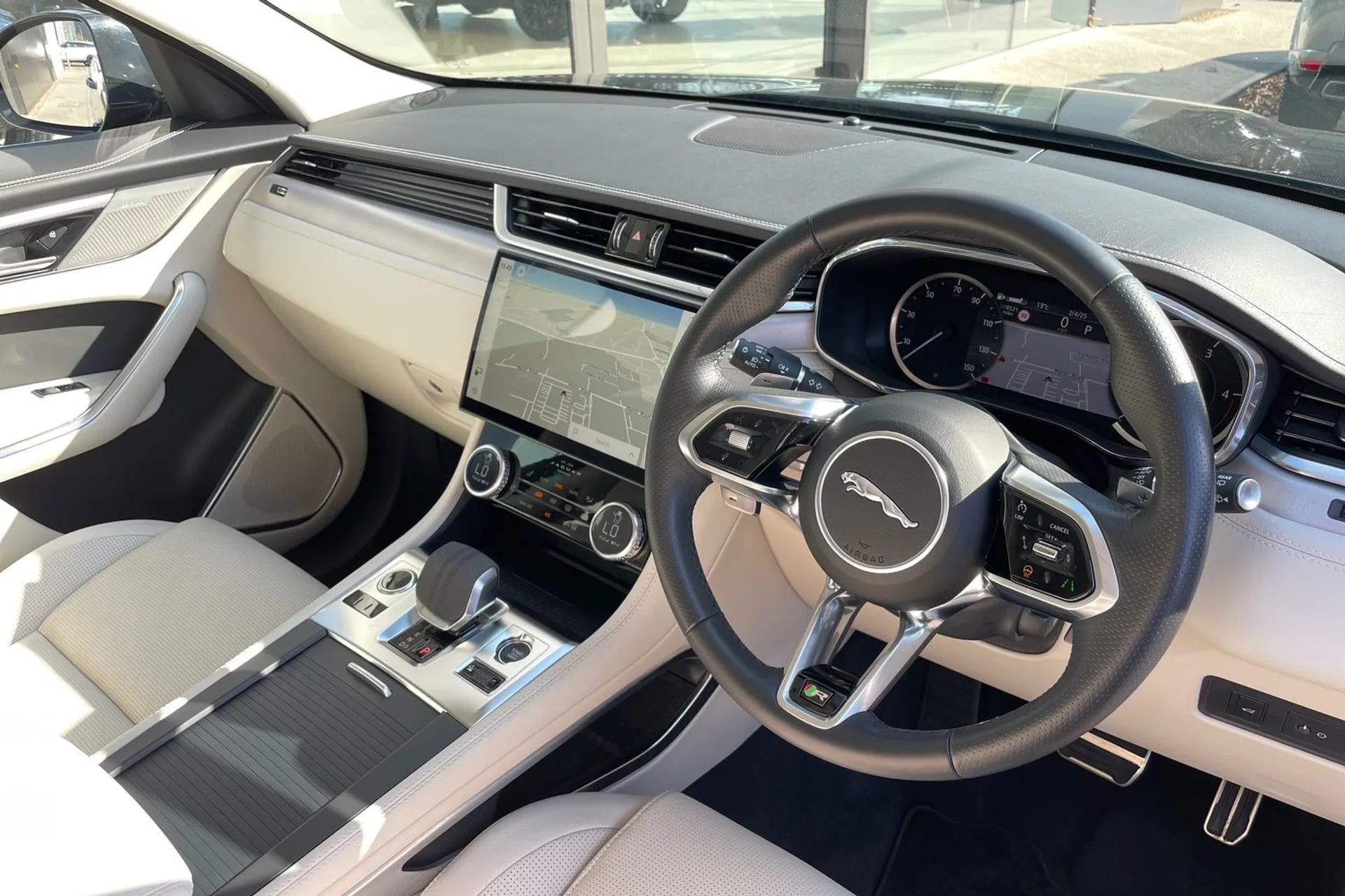 Jaguar F-PACE thumbnail image number 32