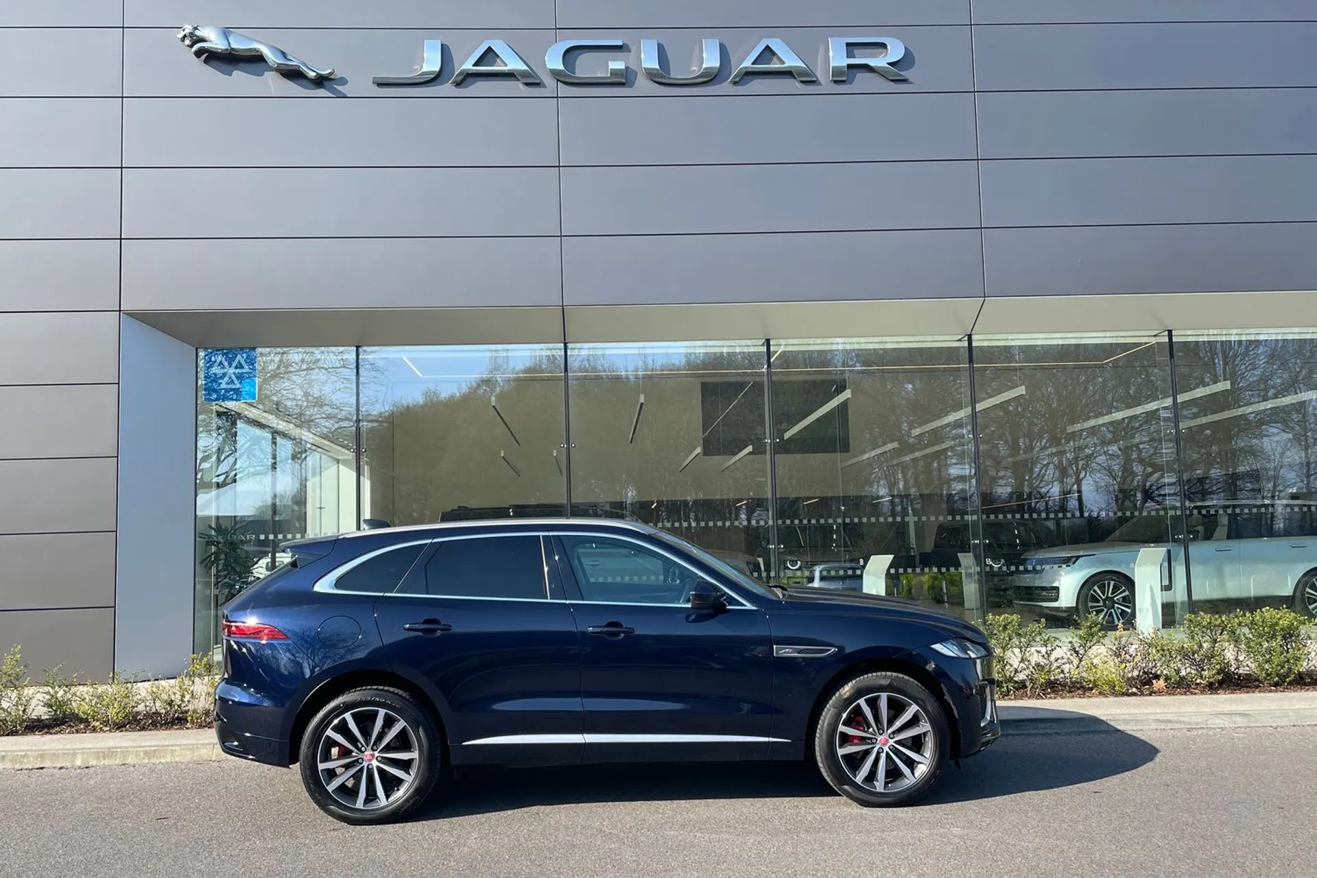 Jaguar F-PACE thumbnail image number 2