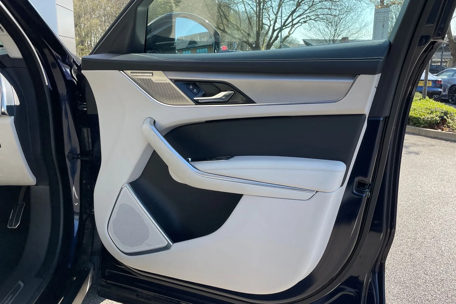 Jaguar F-PACE thumbnail image number 40