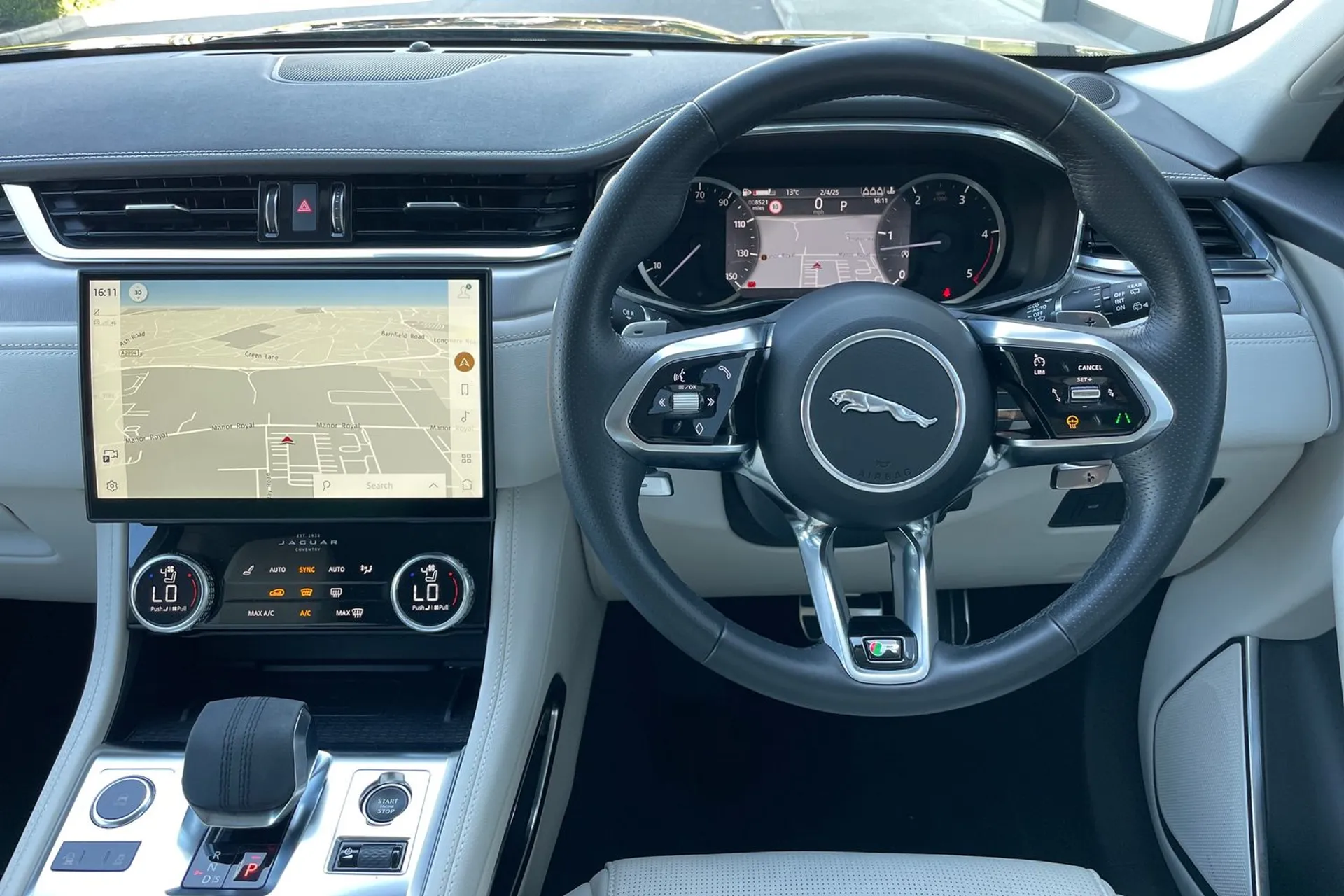 Jaguar F-PACE thumbnail image number 17