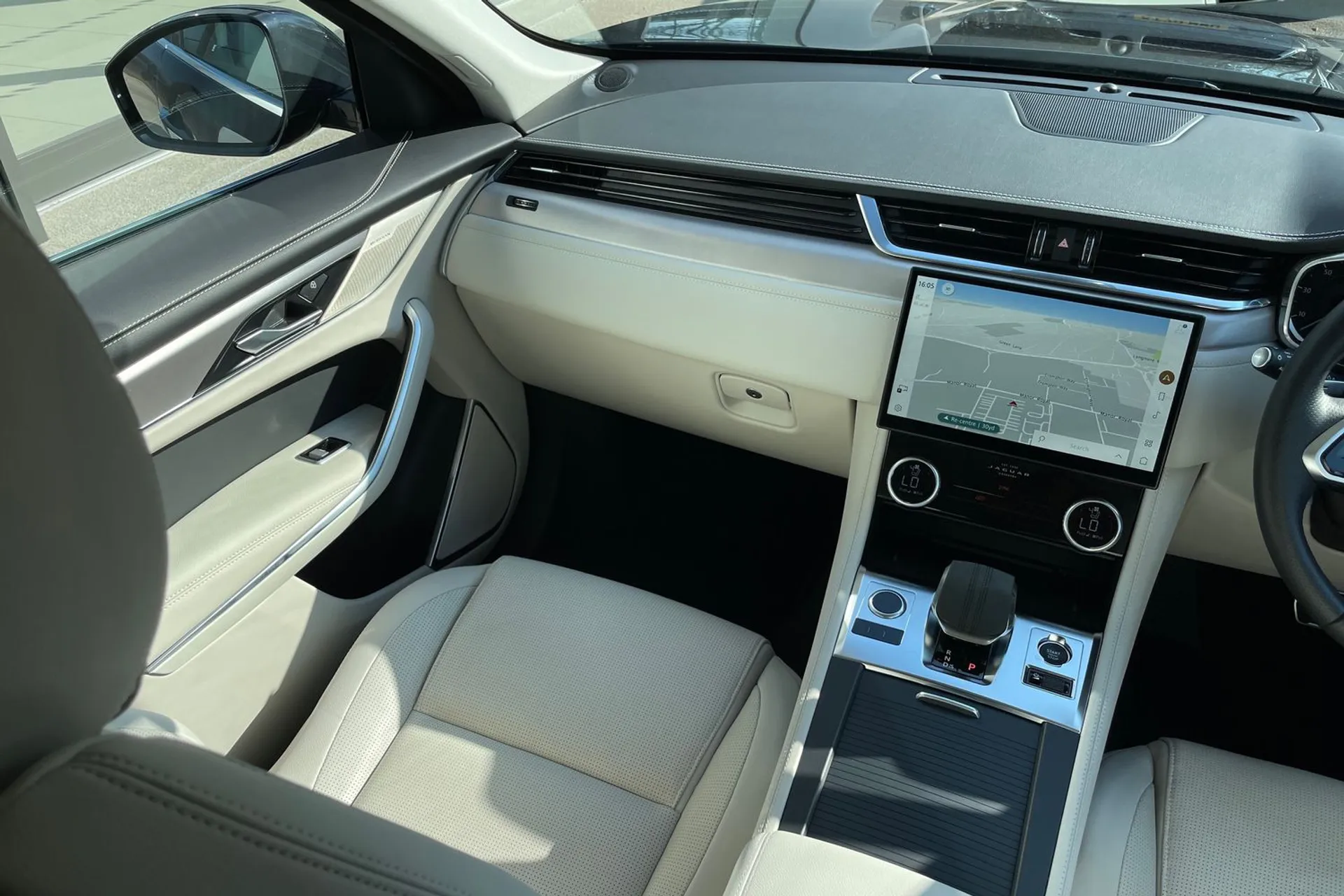 Jaguar F-PACE thumbnail image number 15