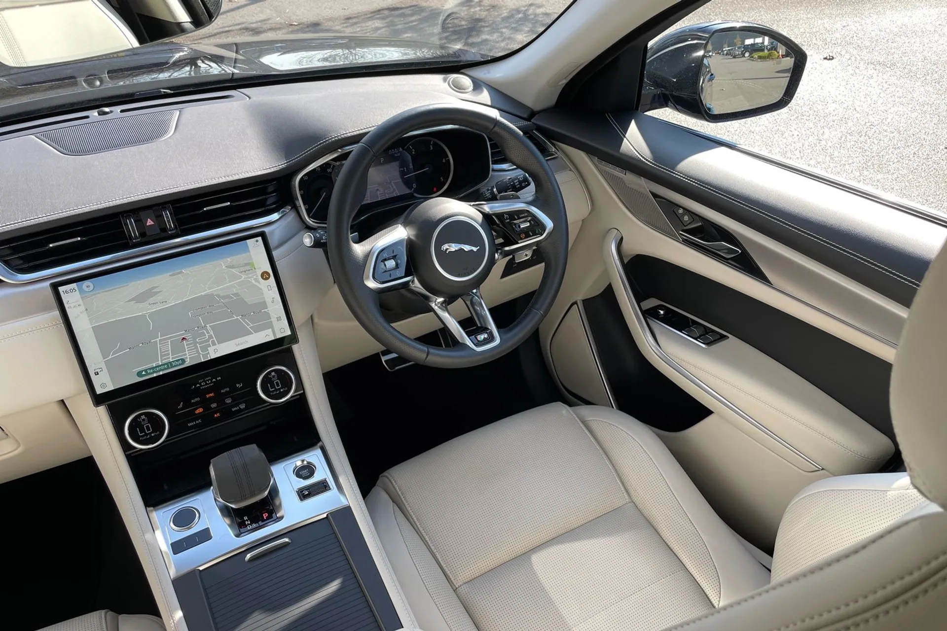 Jaguar F-PACE thumbnail image number 18