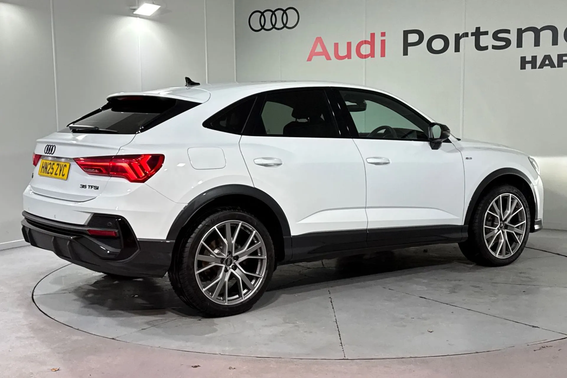 Audi Q3 thumbnail image number 14