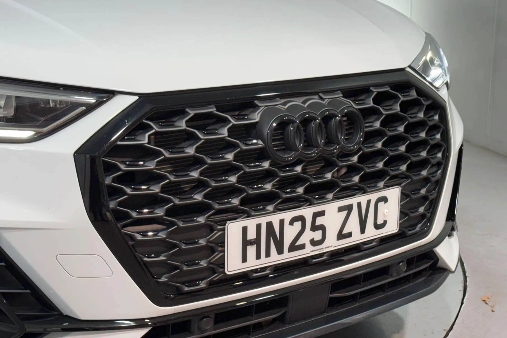 Audi Q3 thumbnail image number 11