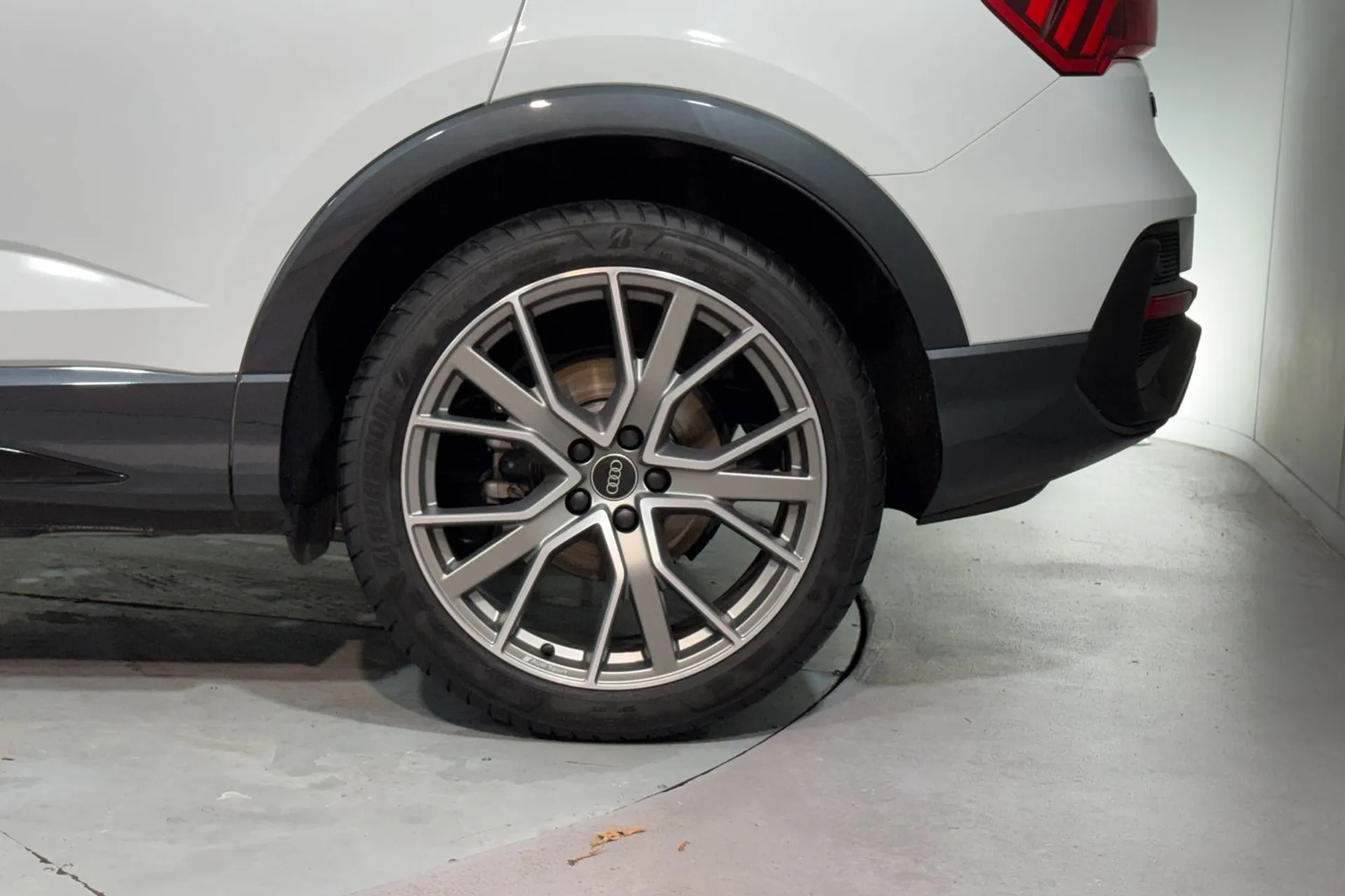 Audi Q3 thumbnail image number 24