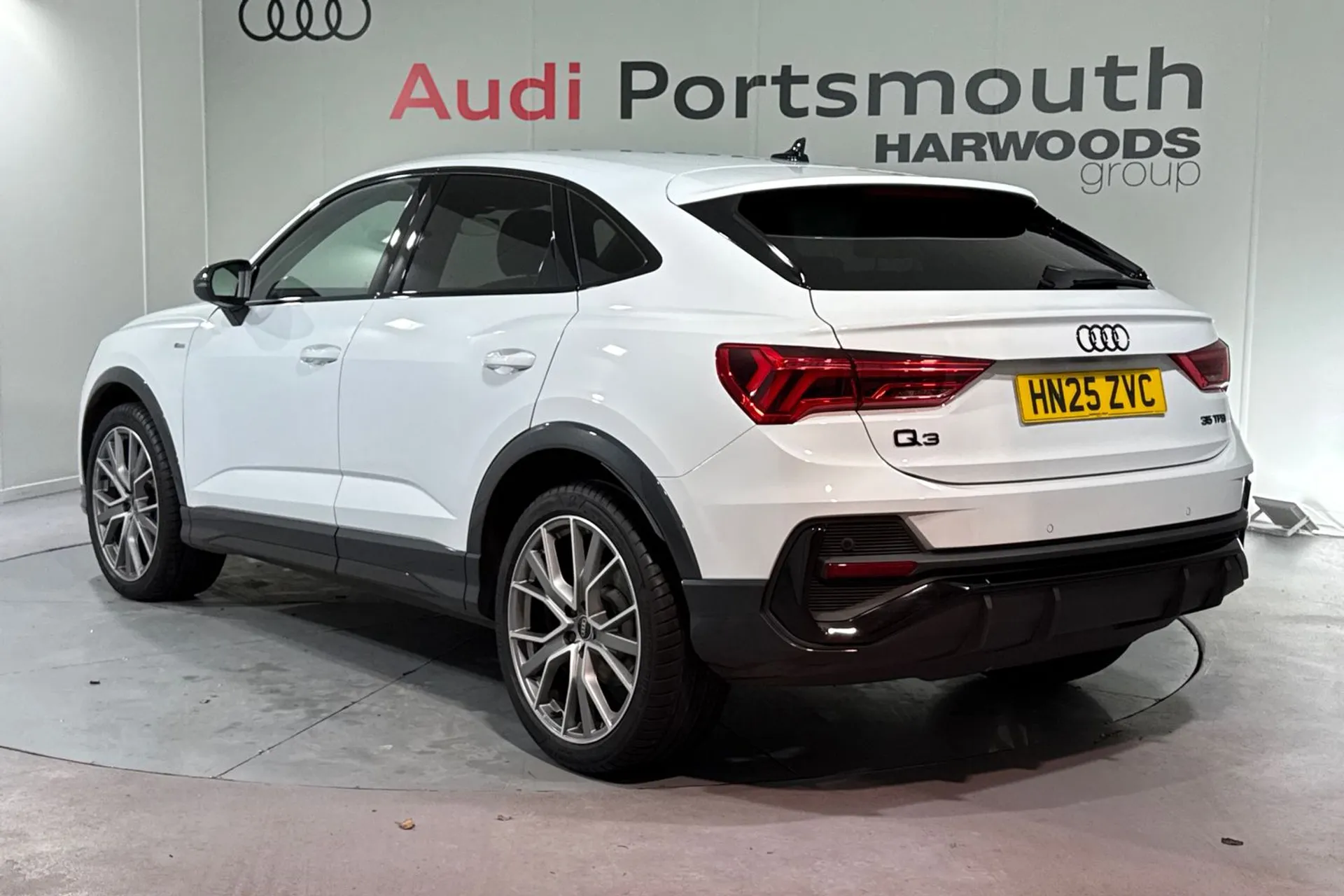 Audi Q3 thumbnail image number 20