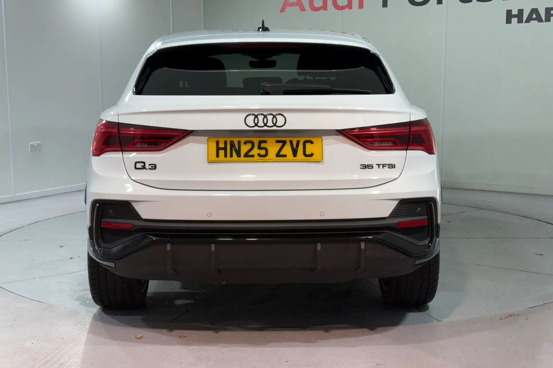 Audi Q3 thumbnail image number 18