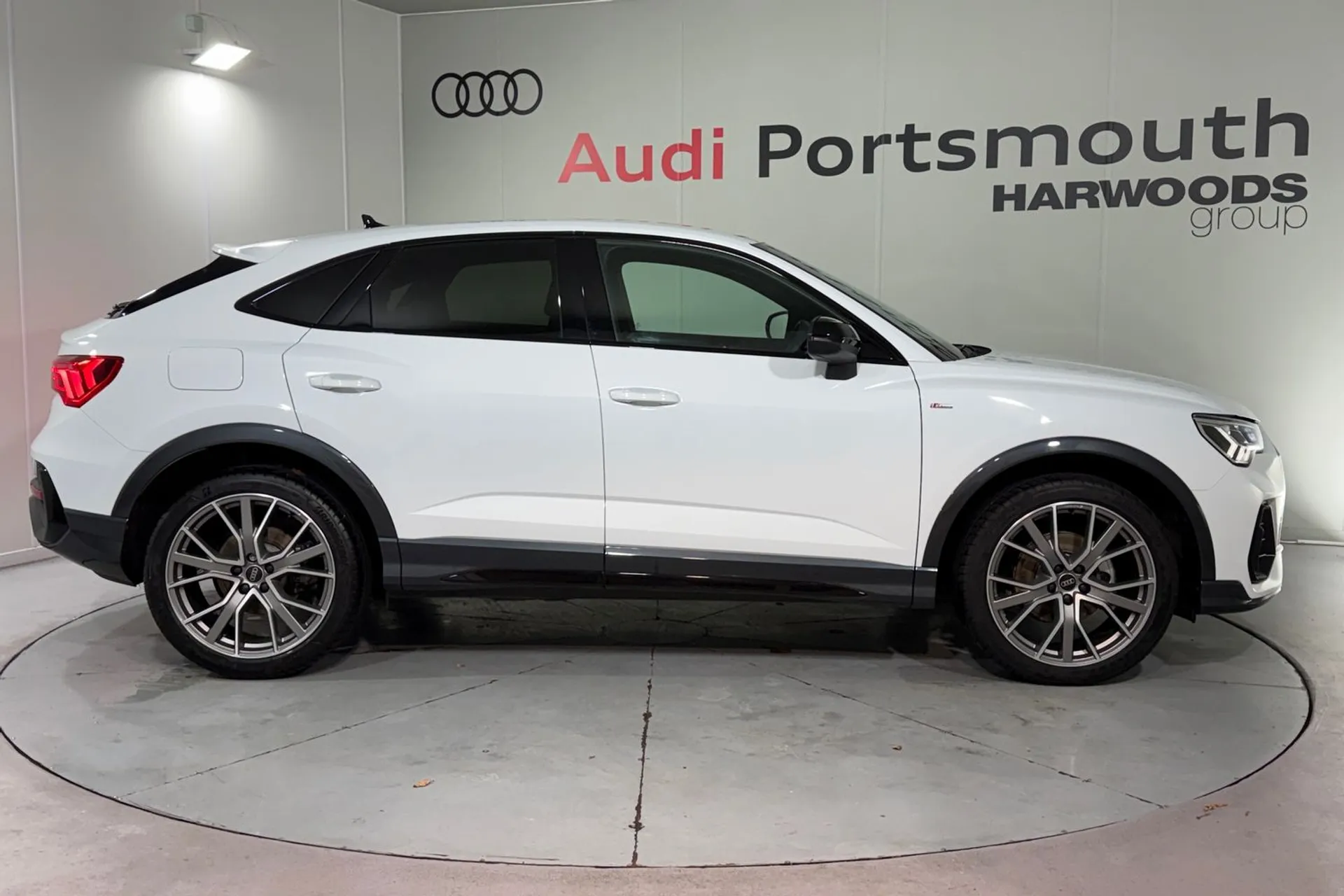 Audi Q3 thumbnail image number 2
