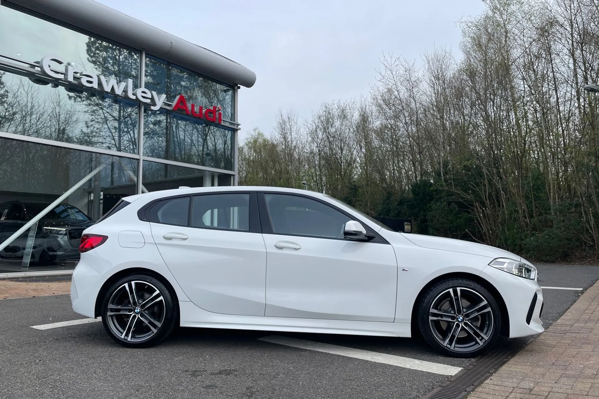 BMW 1 SERIES thumbnail image number 2
