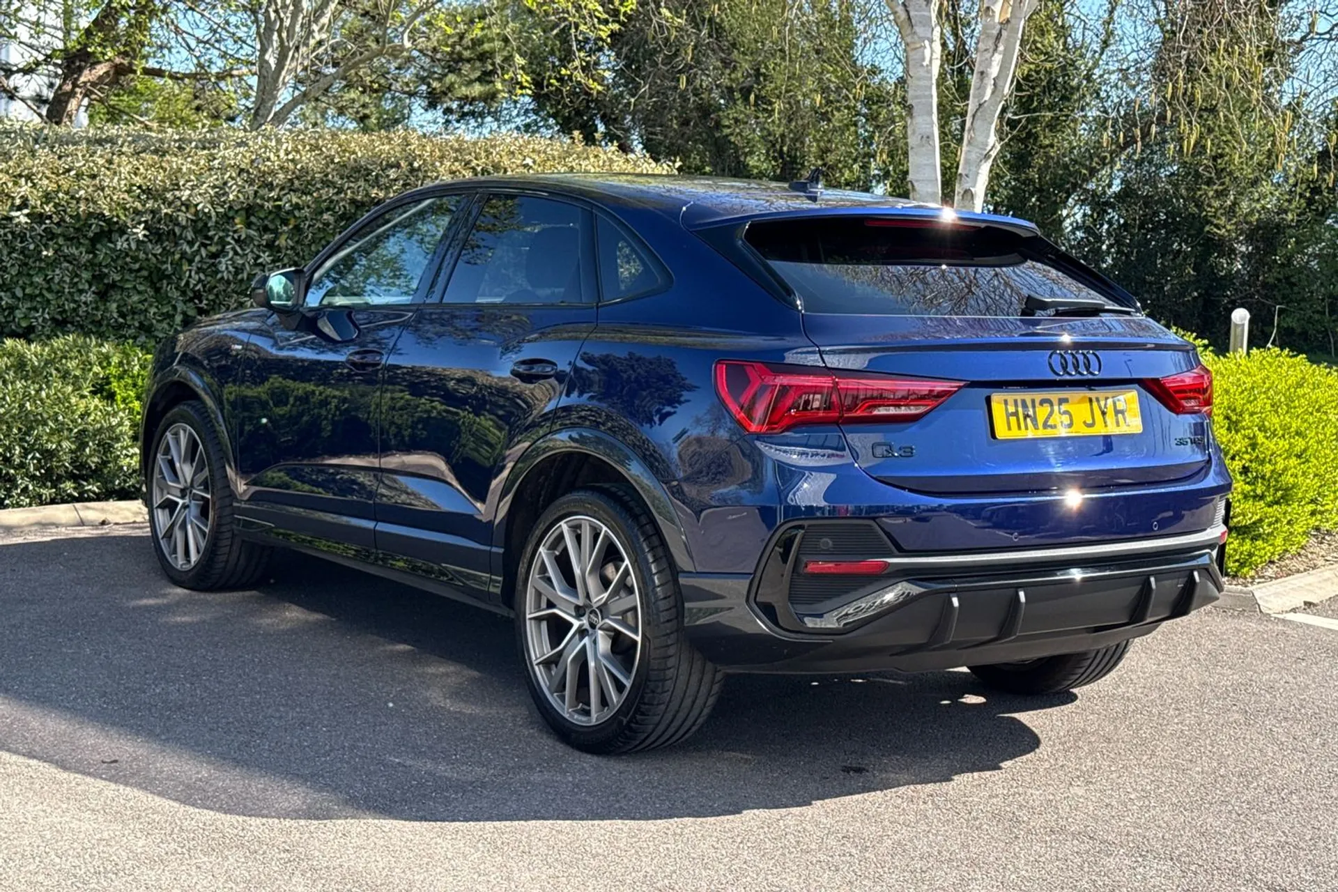 Audi Q3 thumbnail image number 16