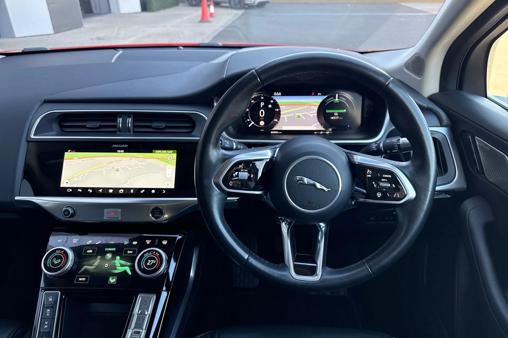 Jaguar I-PACE thumbnail image number 25