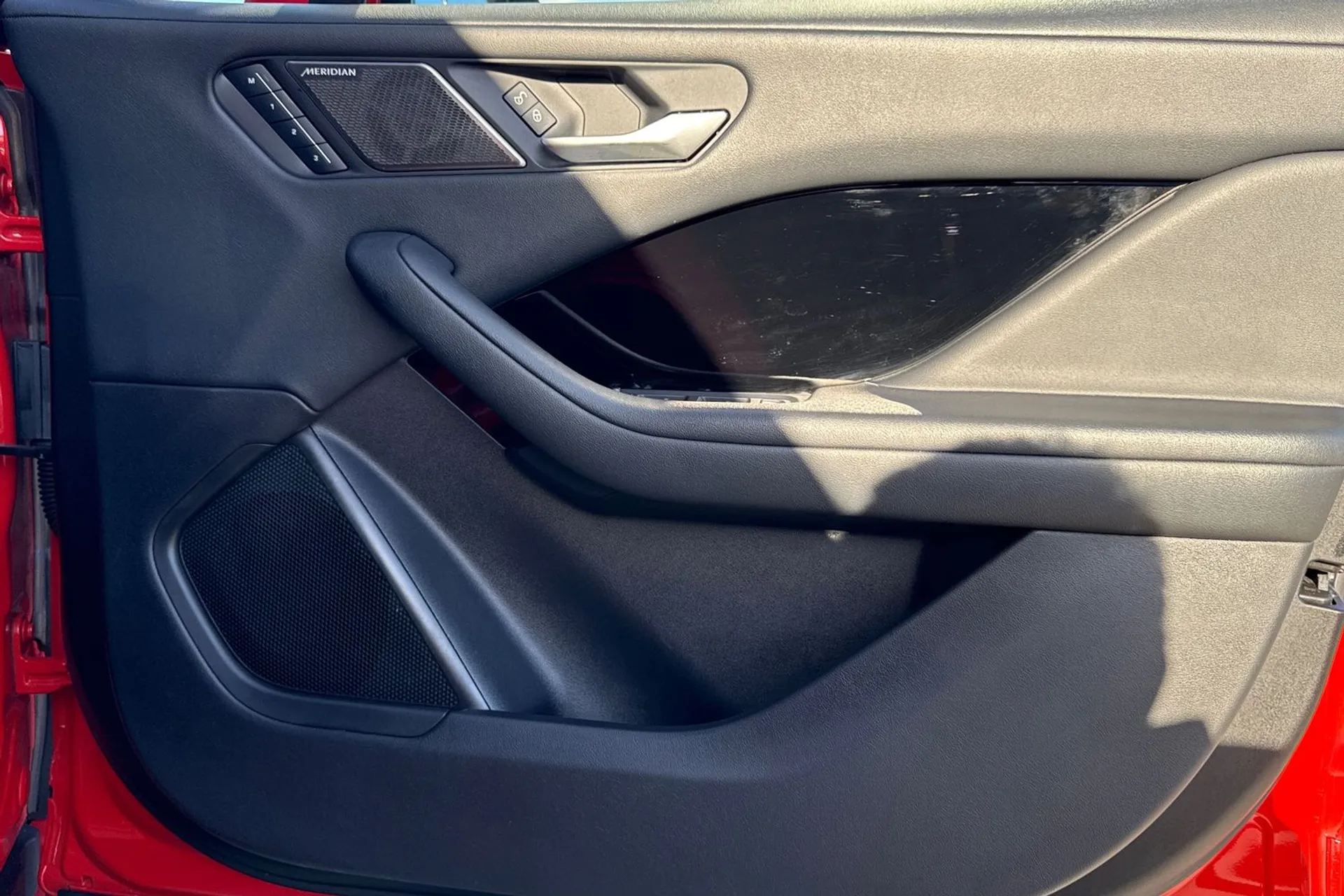 Jaguar I-PACE thumbnail image number 17