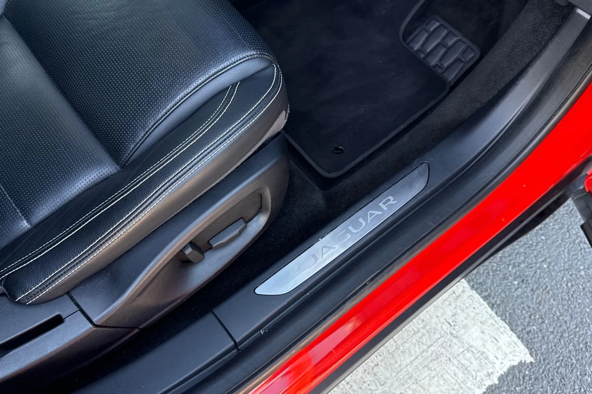 Jaguar I-PACE thumbnail image number 16