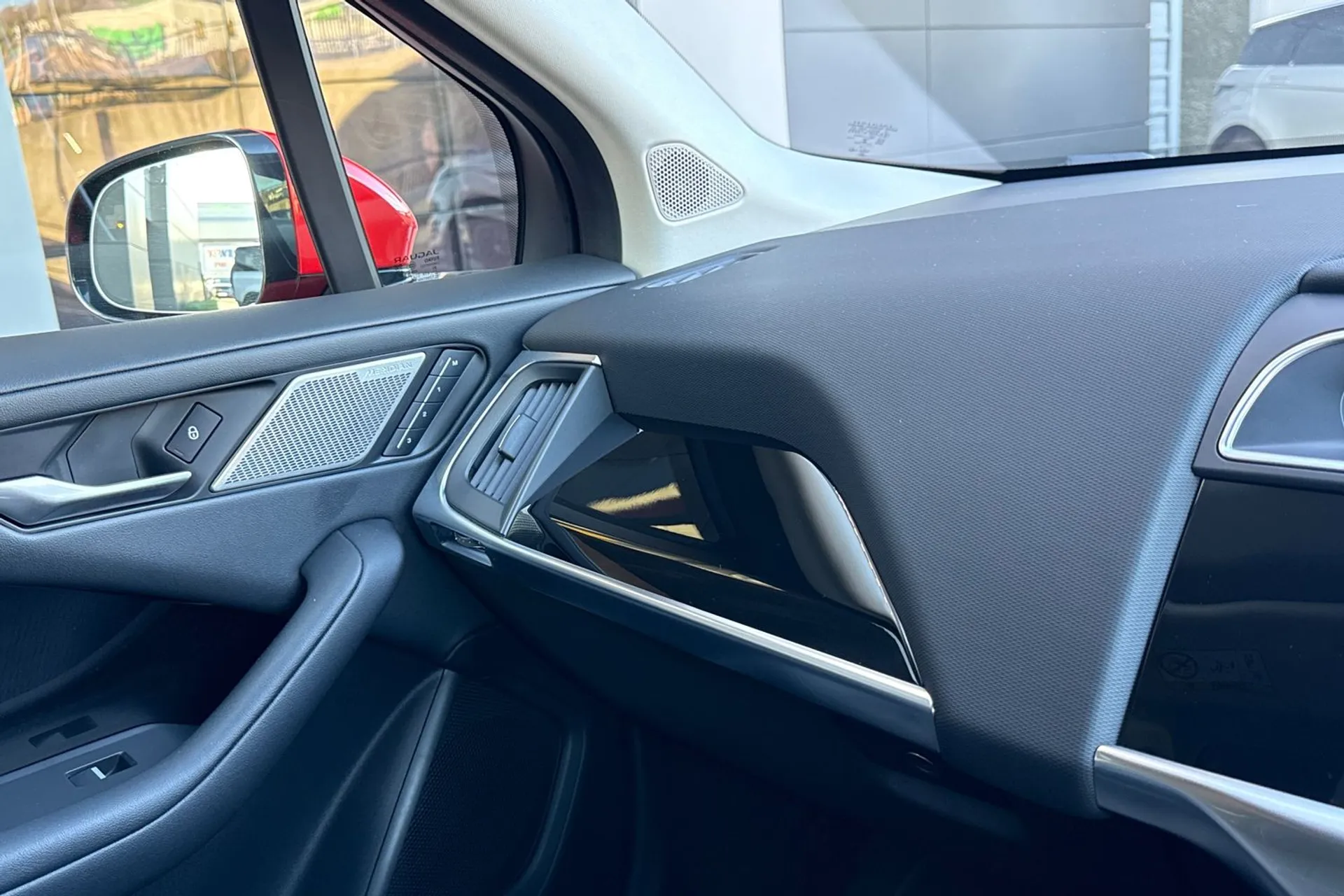 Jaguar I-PACE thumbnail image number 28