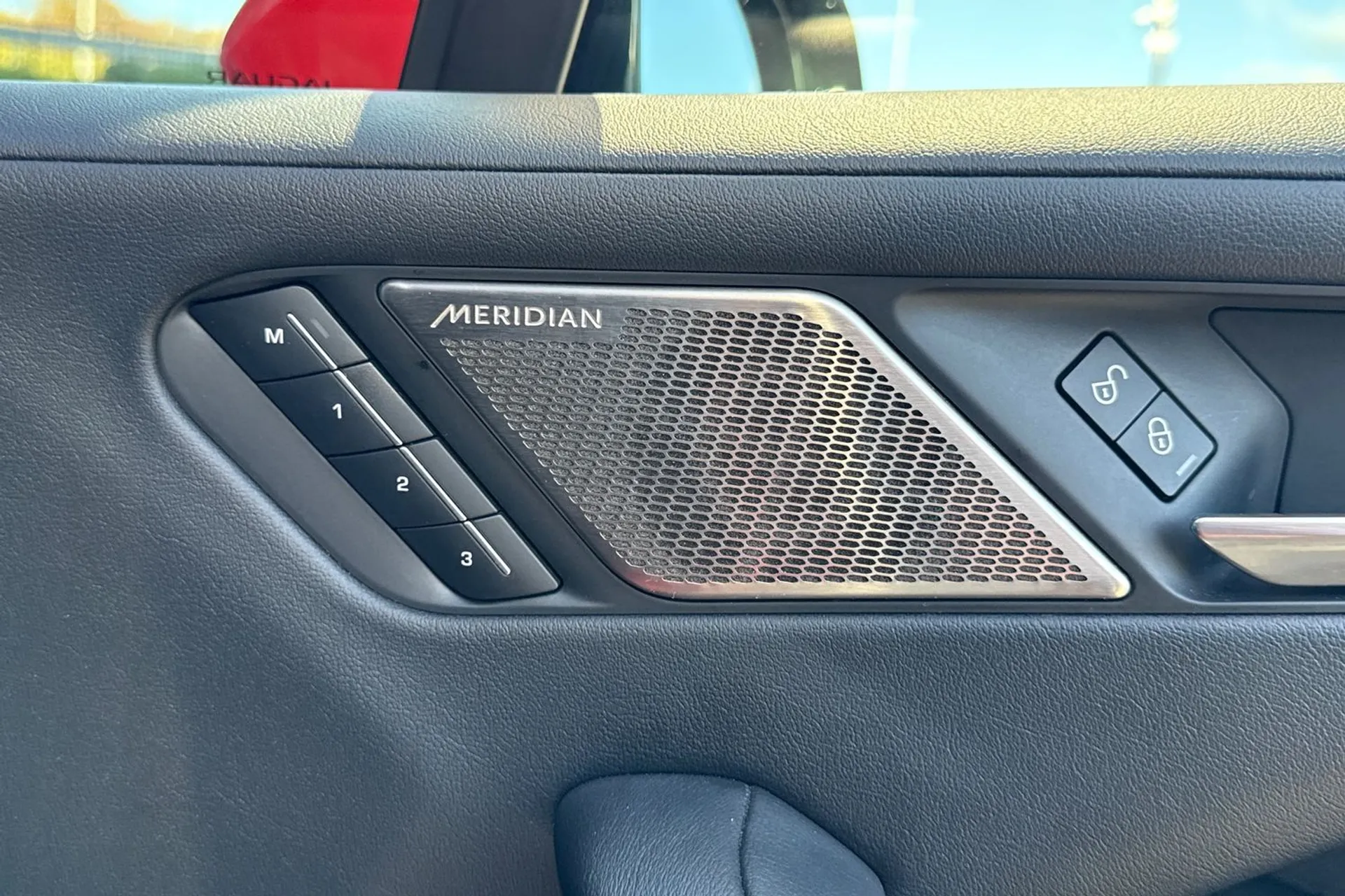 Jaguar I-PACE thumbnail image number 18