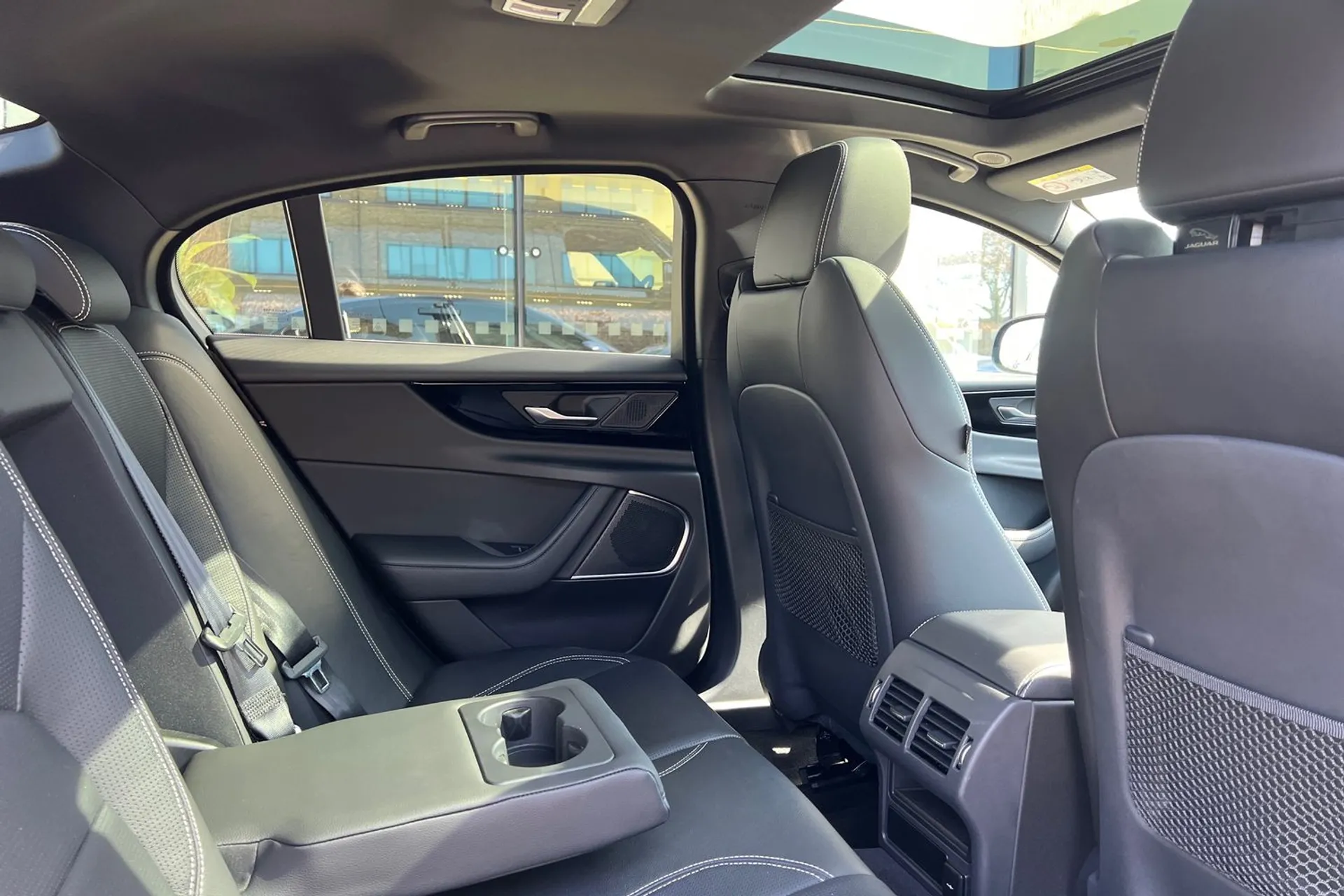 Jaguar XE thumbnail image number 33