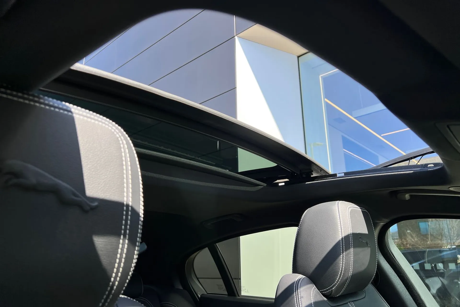 Jaguar XE thumbnail image number 36