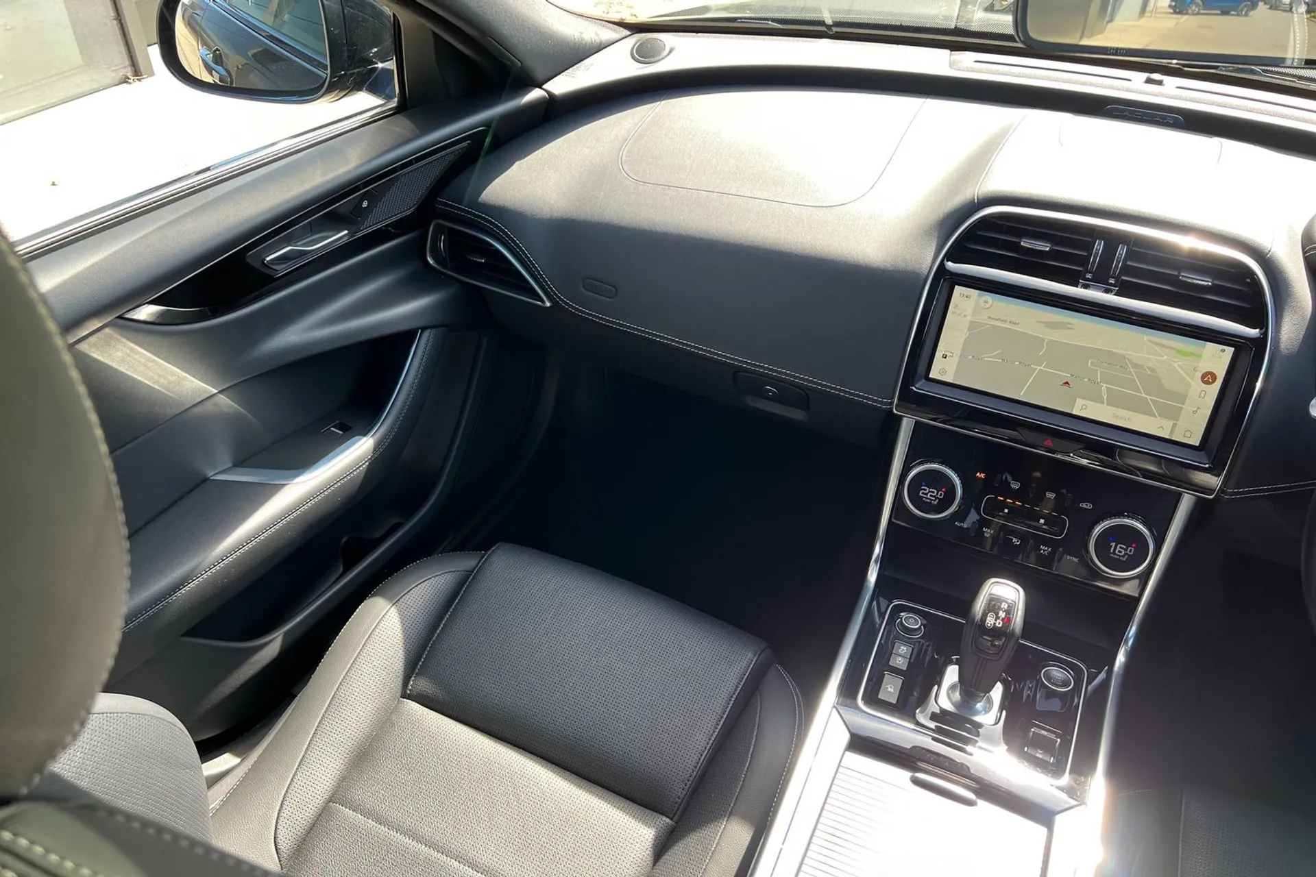 Jaguar XE thumbnail image number 22