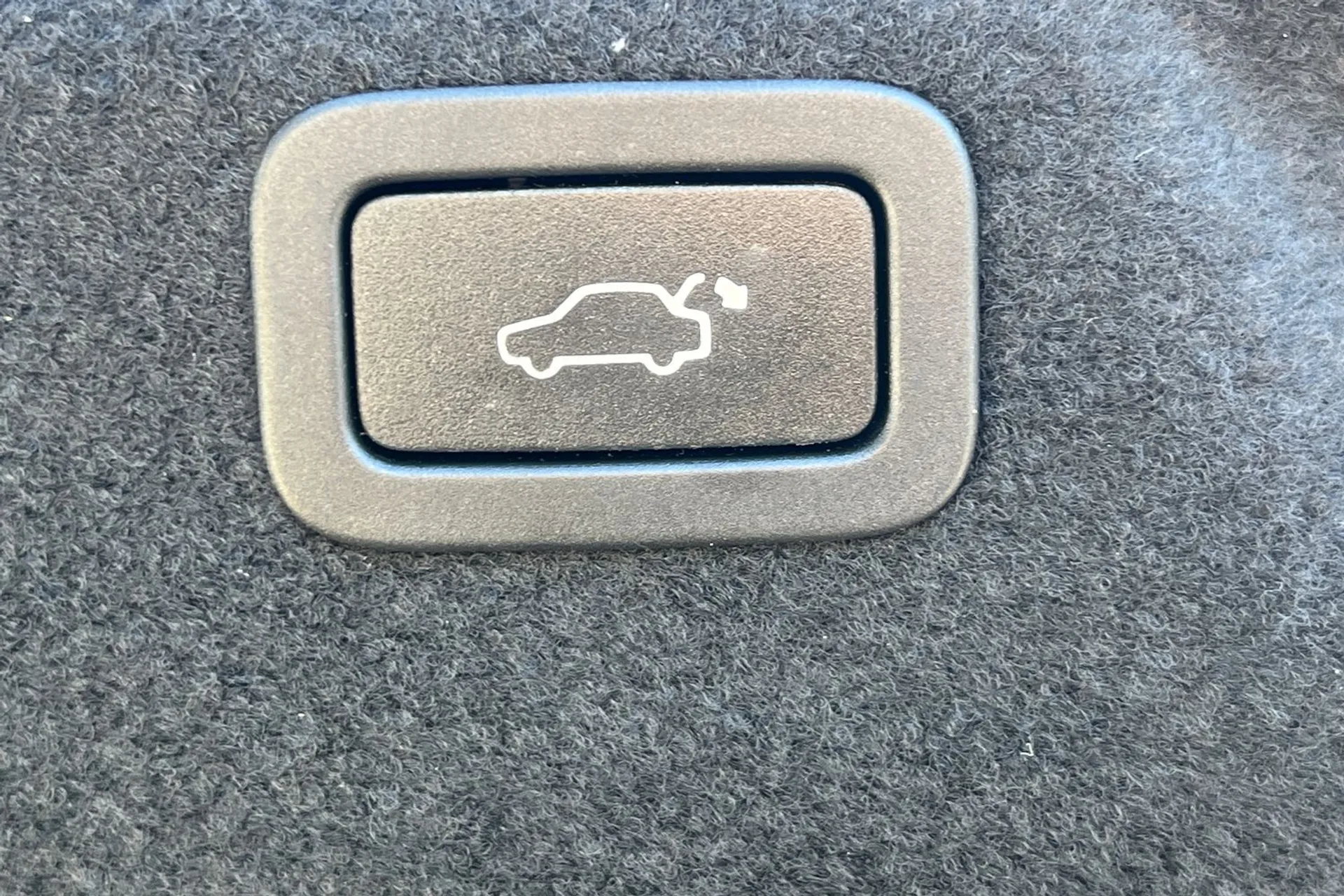 Jaguar XE thumbnail image number 28