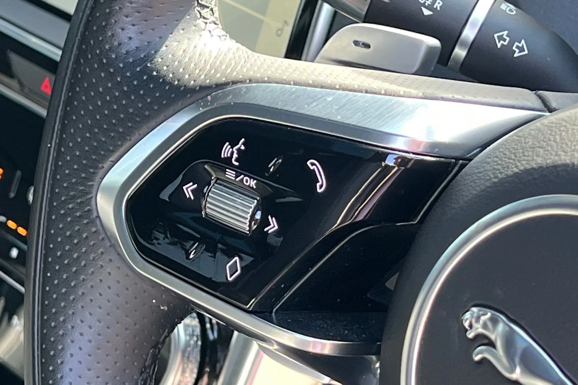 Jaguar XE thumbnail image number 43