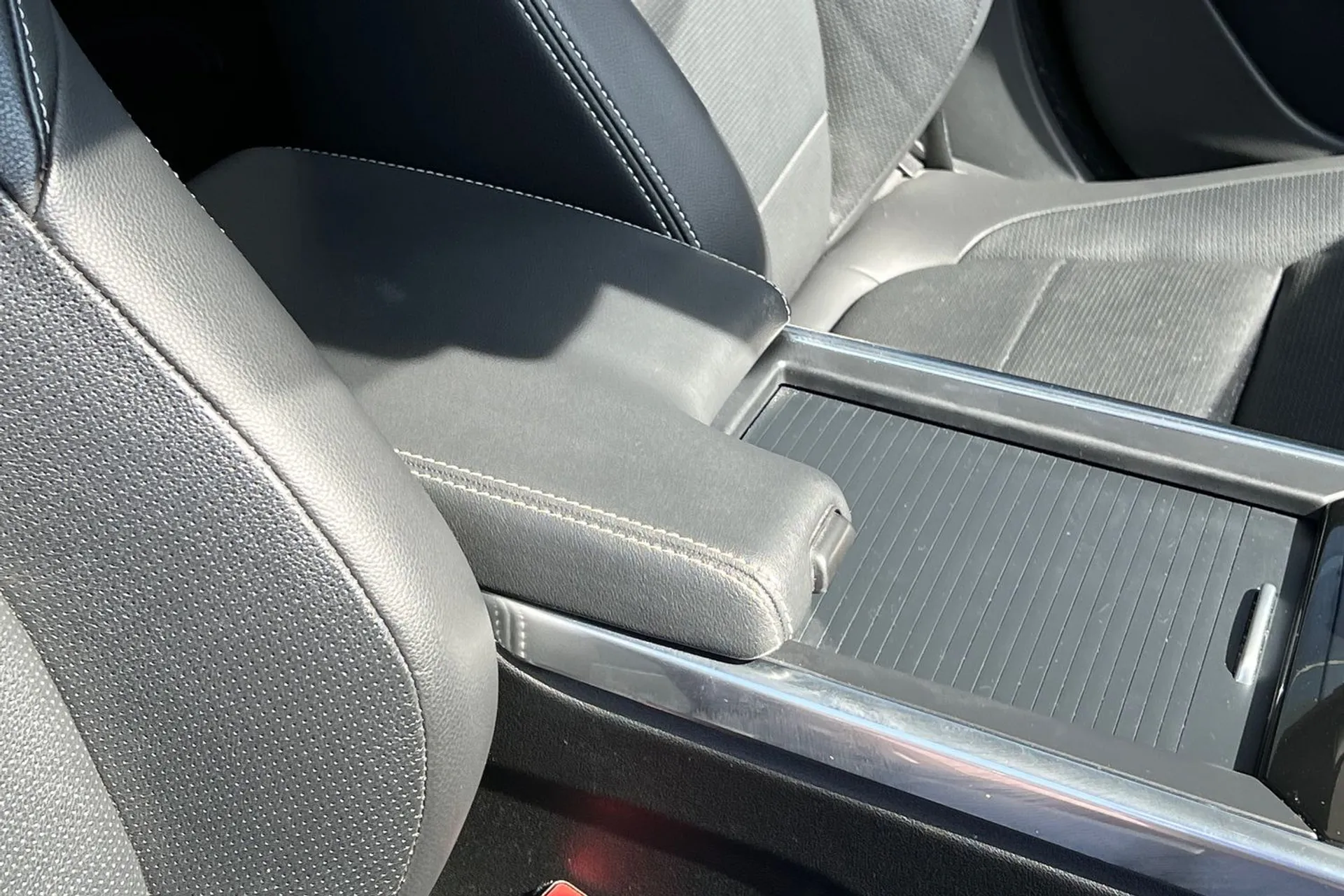 Jaguar XE thumbnail image number 51