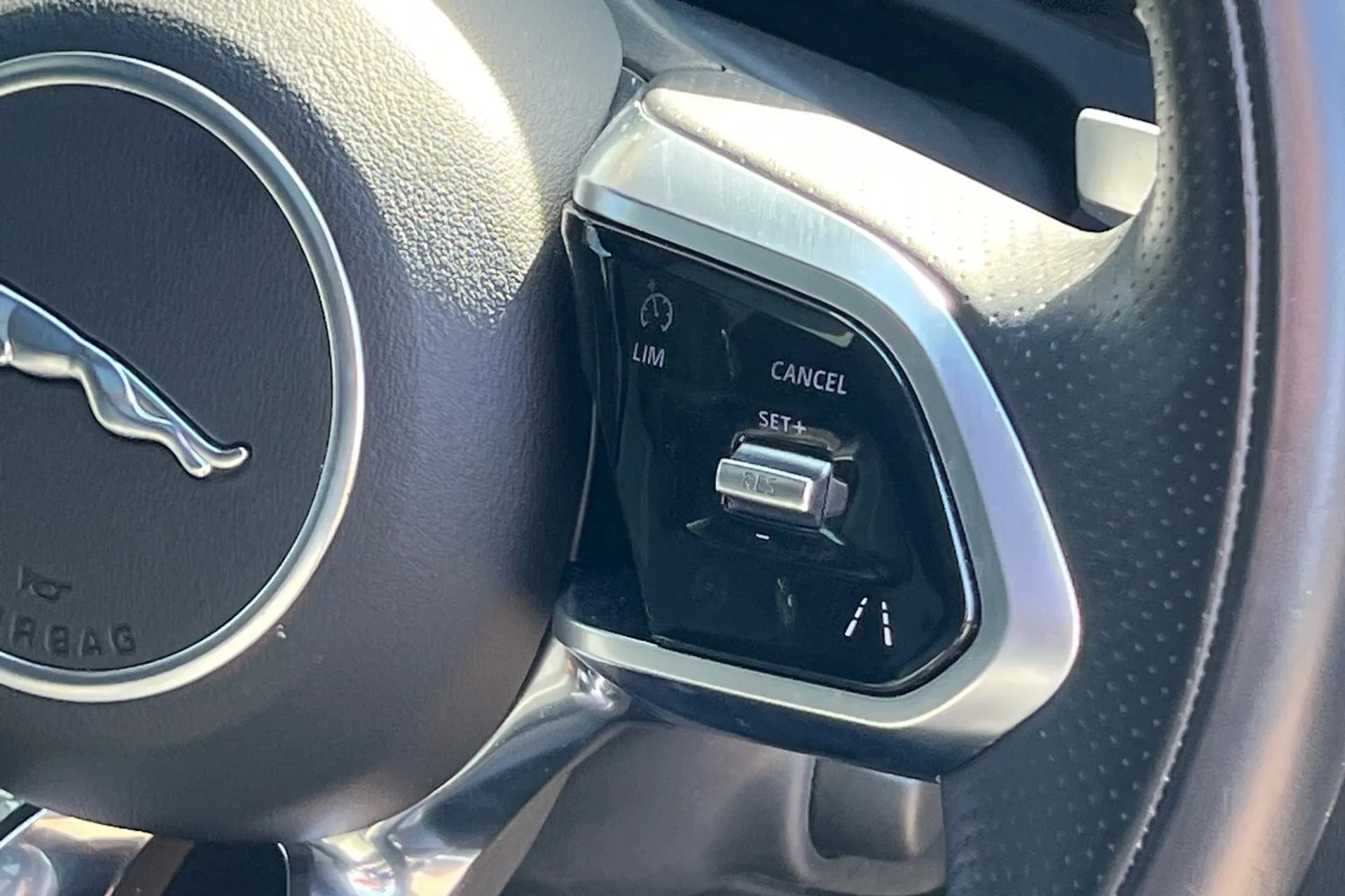 Jaguar XE thumbnail image number 44