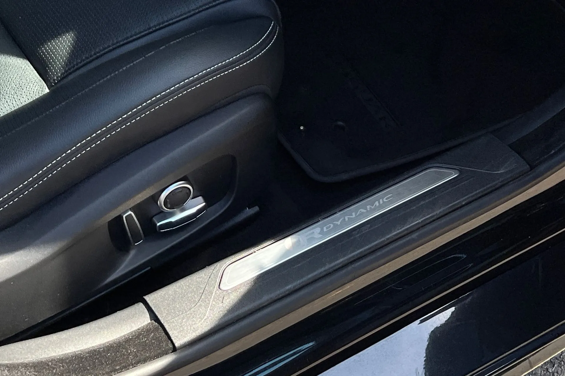 Jaguar XE thumbnail image number 40
