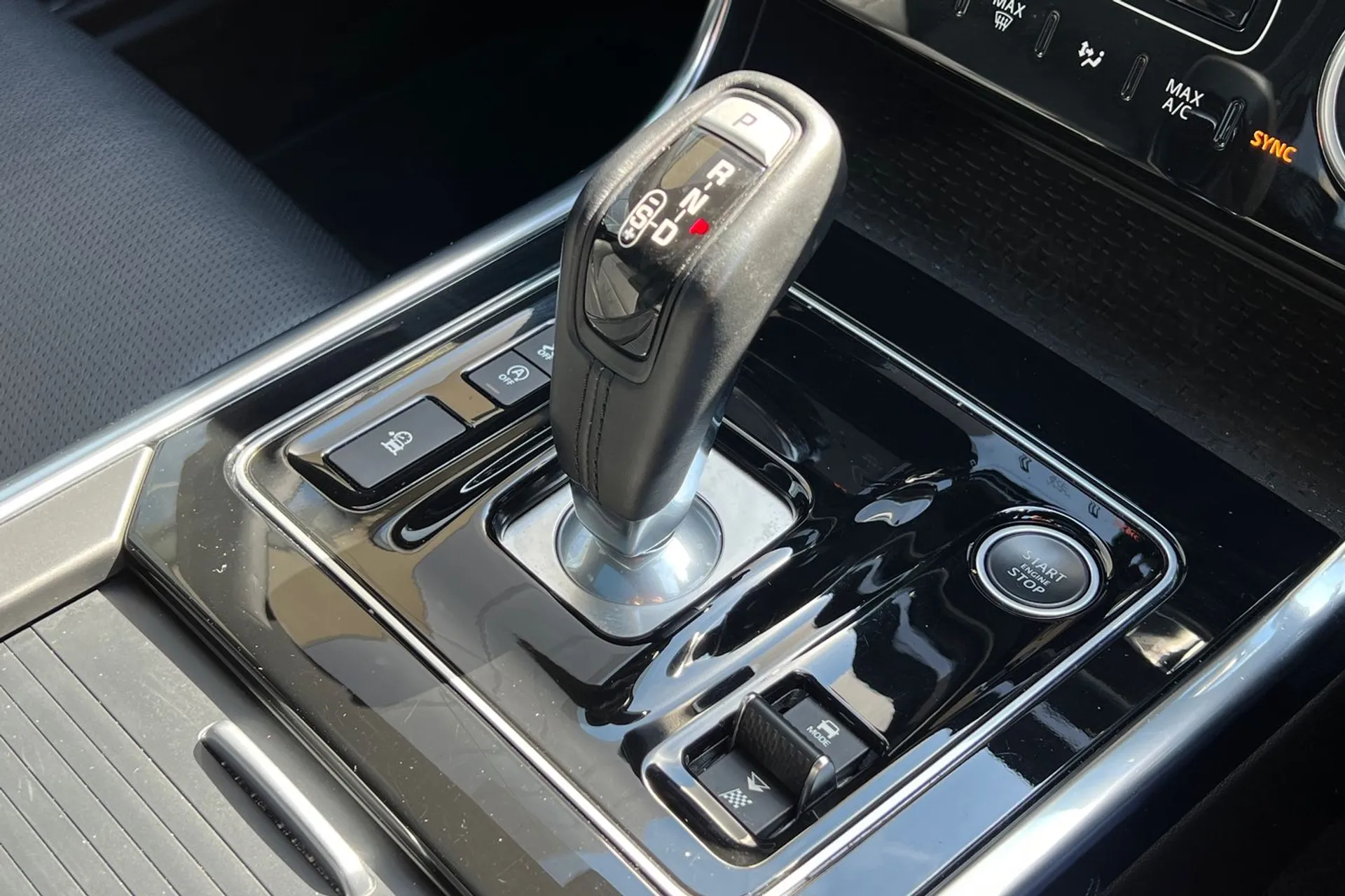 Jaguar XE thumbnail image number 23