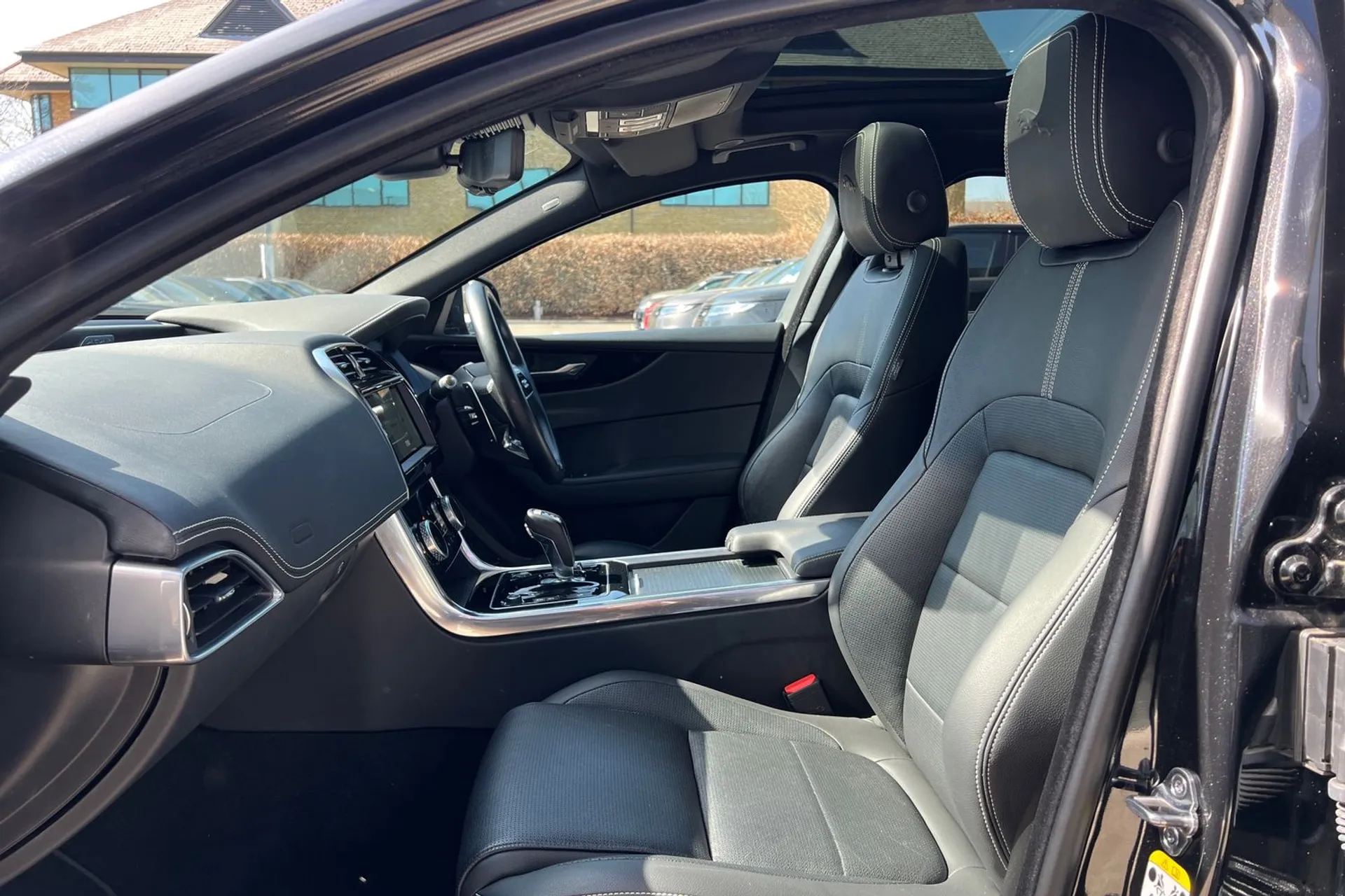 Jaguar XE thumbnail image number 42