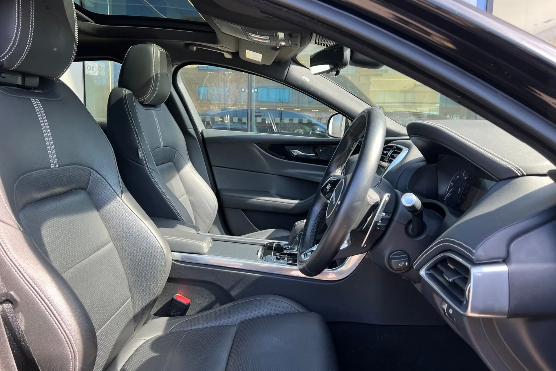 Jaguar XE thumbnail image number 37