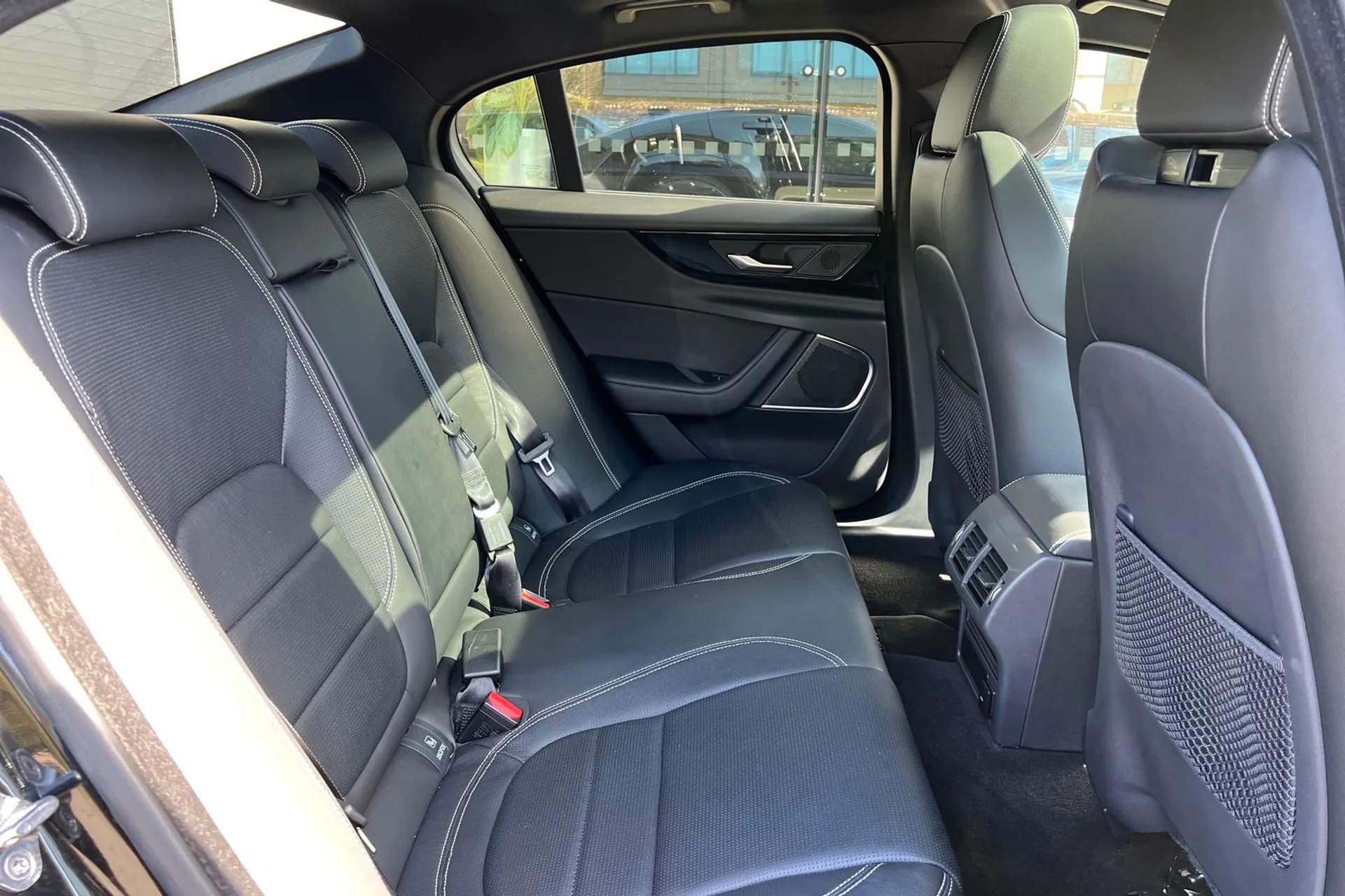 Jaguar XE thumbnail image number 32