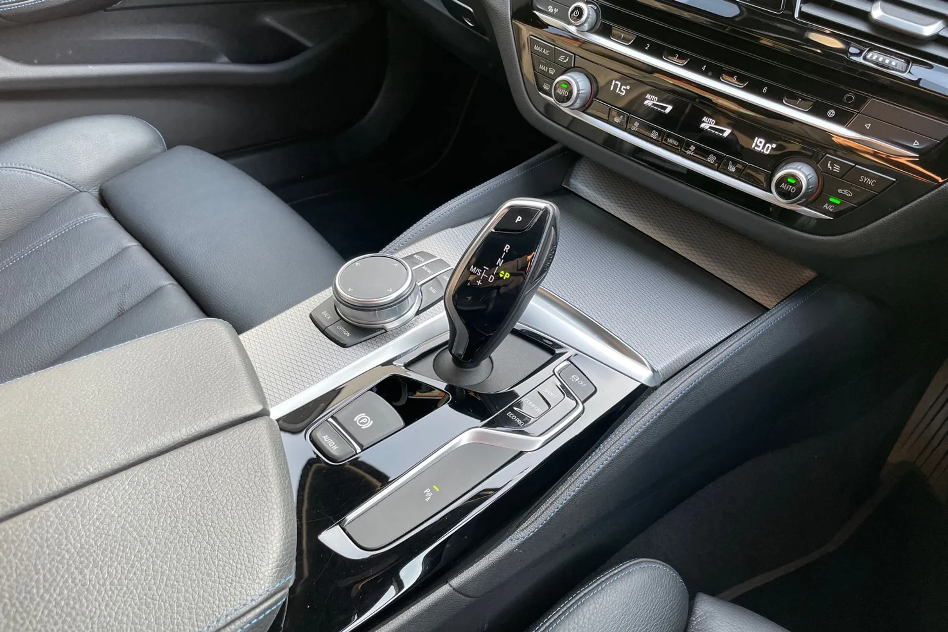 BMW 5 SERIES thumbnail image number 40