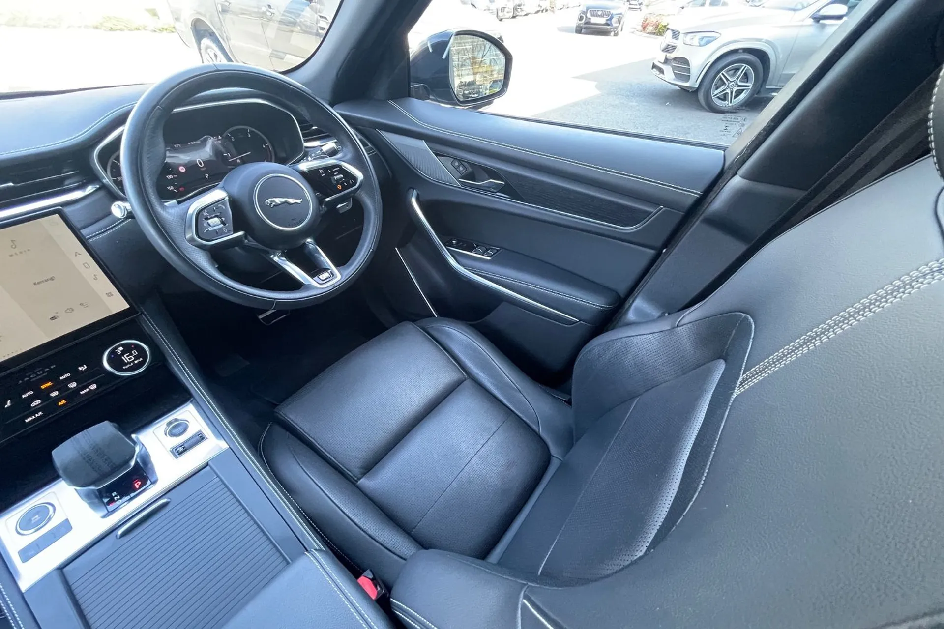 Jaguar F-PACE thumbnail image number 14