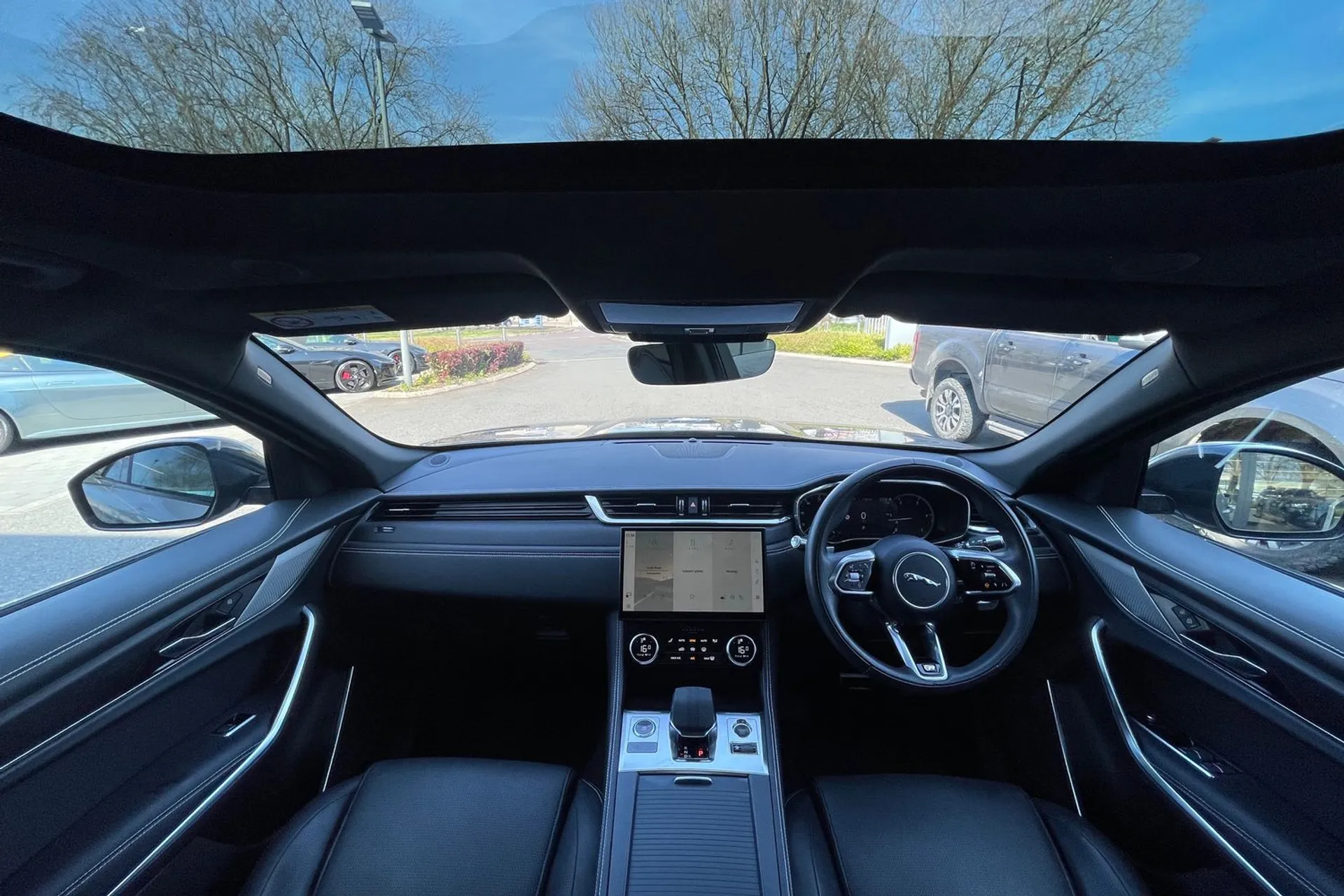 Jaguar F-PACE thumbnail image number 3