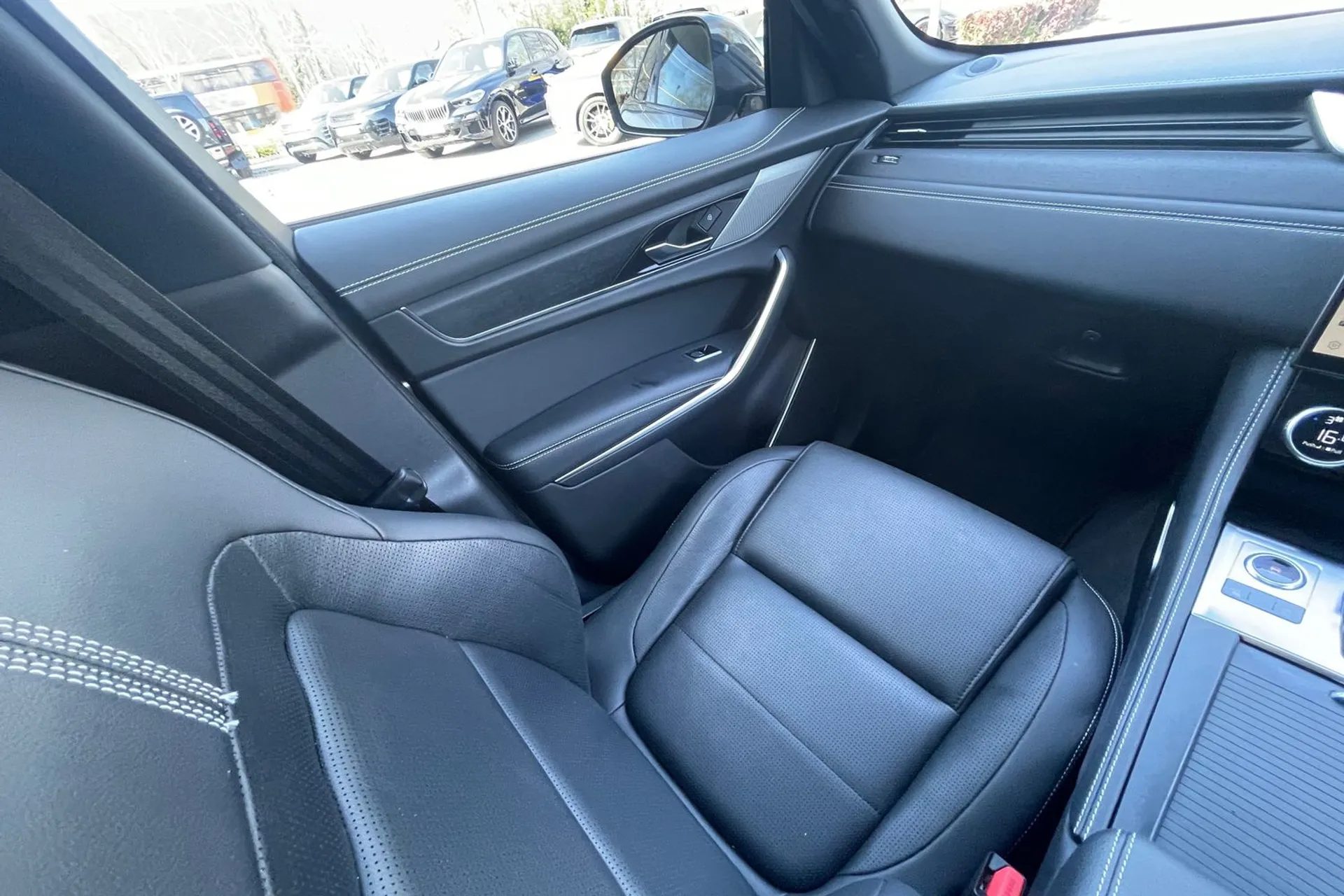 Jaguar F-PACE thumbnail image number 13