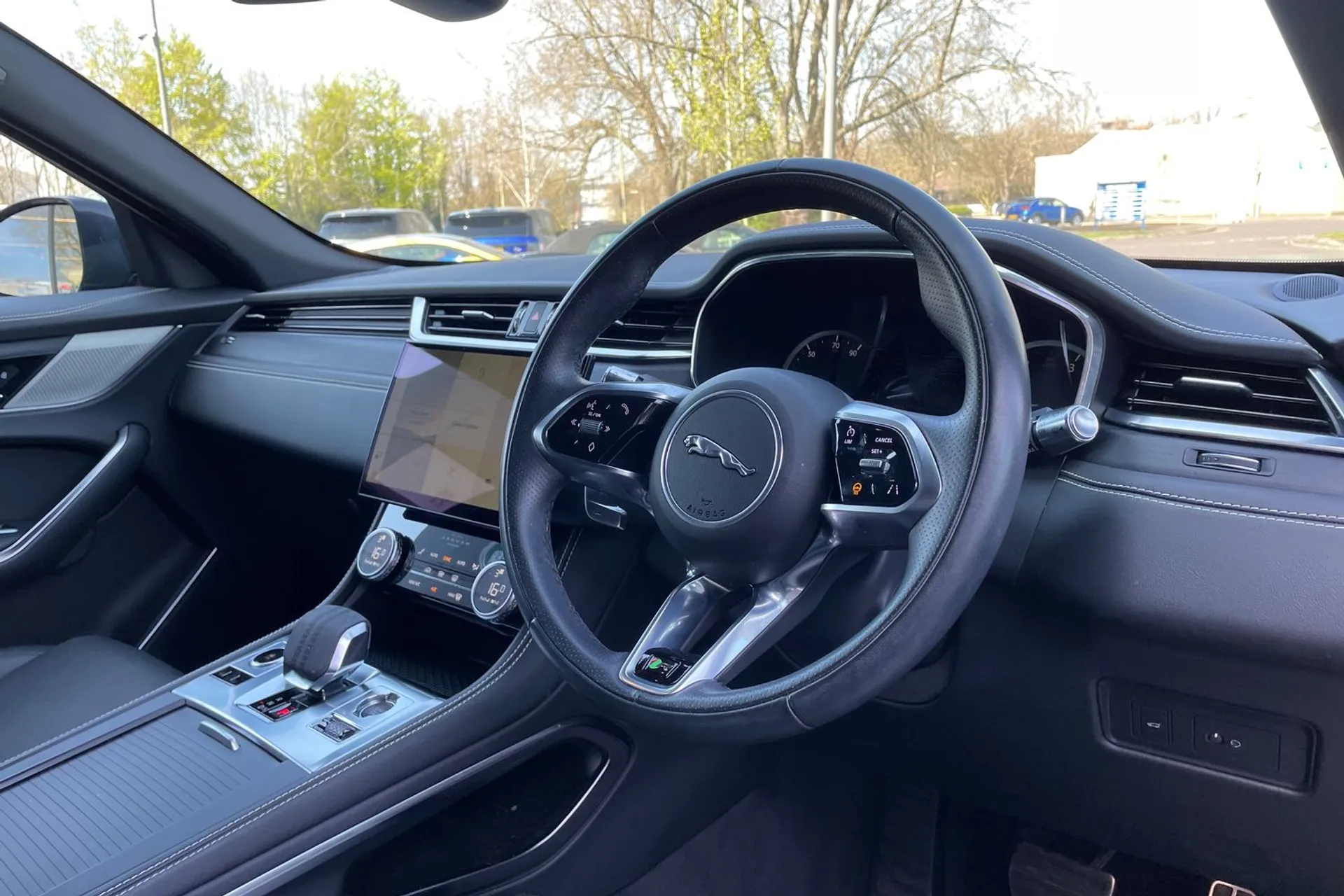 Jaguar F-PACE thumbnail image number 30