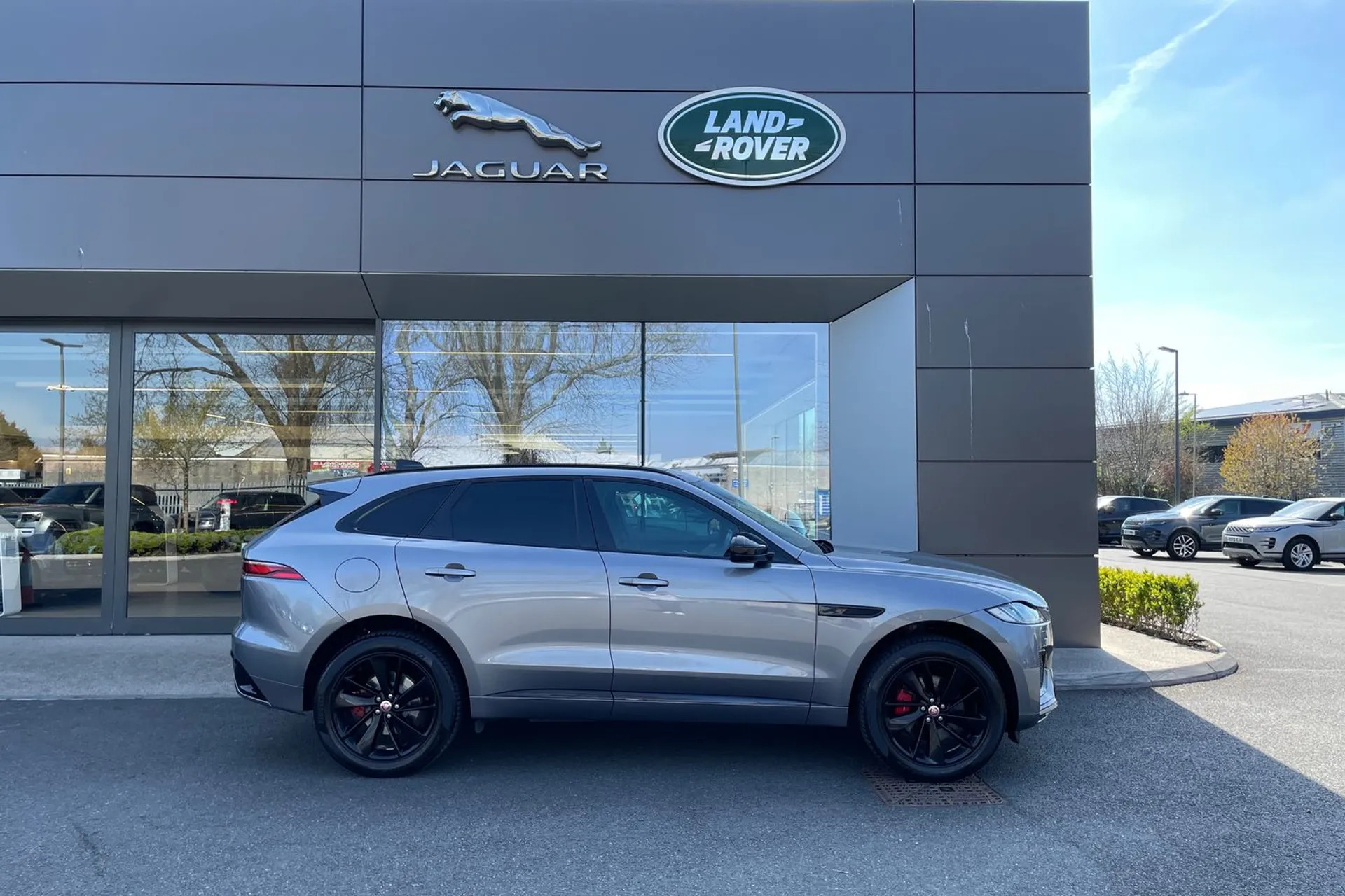 Jaguar F-PACE thumbnail image number 2